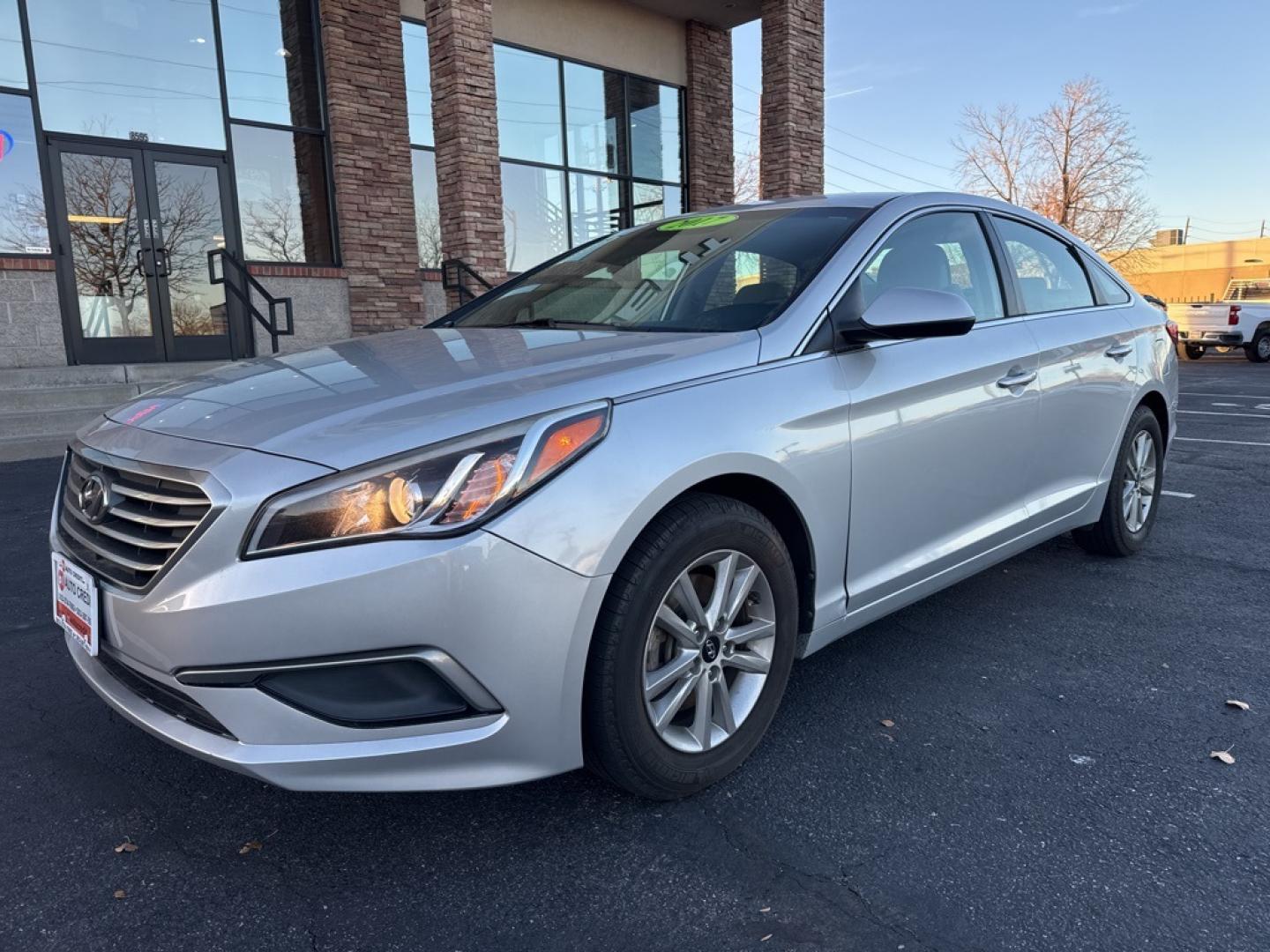 2017 Symphony Silver /Gray Hyundai Sonata Base (5NPE24AF6HH) with an 2.4L I4 DGI DOHC 16V ULEV II 185hp engine, Automatic transmission, located at 8595 Washington St., Thornton, CO, 80229, (303) 287-5511, 39.852348, -104.978447 - 2017 Hyundai Sonata FWD Gray Cloth.<br><br>D1 Auto NEVER charges dealer fees! All cars have clean titles and have been inspected for mechanical issues. We have financing for everyone. Good credit, bad credit, first time buyers.<br><br>Please call Lakewood Location 303-274-7692 or Thornton 303-287-55 - Photo#0