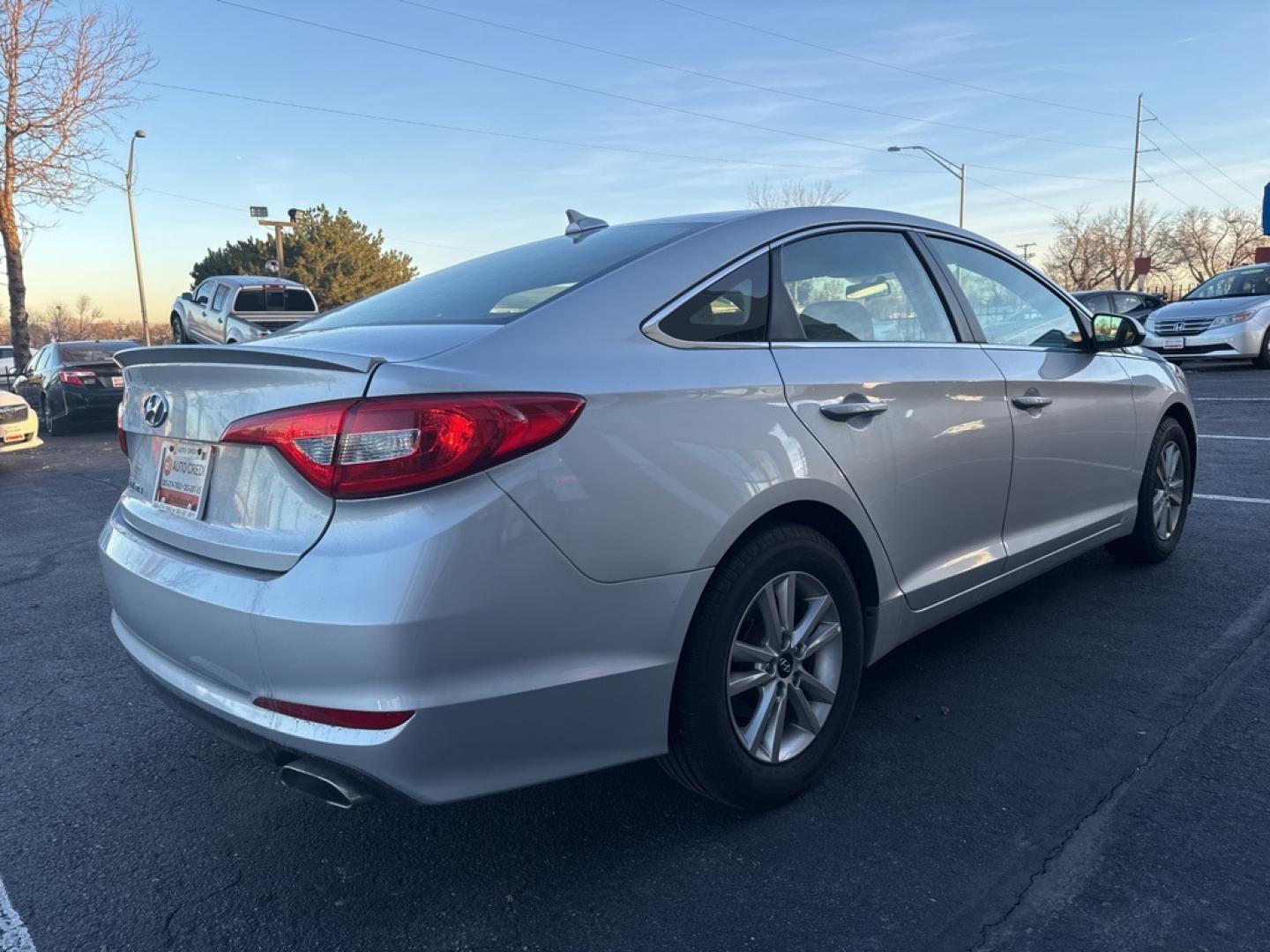 2017 Symphony Silver /Gray Hyundai Sonata Base (5NPE24AF6HH) with an 2.4L I4 DGI DOHC 16V ULEV II 185hp engine, Automatic transmission, located at 8595 Washington St., Thornton, CO, 80229, (303) 287-5511, 39.852348, -104.978447 - 2017 Hyundai Sonata FWD Gray Cloth.<br><br>D1 Auto NEVER charges dealer fees! All cars have clean titles and have been inspected for mechanical issues. We have financing for everyone. Good credit, bad credit, first time buyers.<br><br>Please call Lakewood Location 303-274-7692 or Thornton 303-287-55 - Photo#4