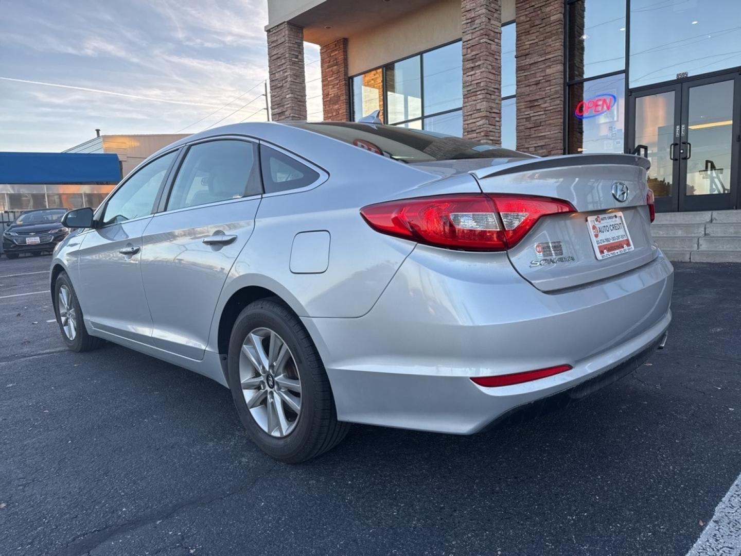 2017 Symphony Silver /Gray Hyundai Sonata Base (5NPE24AF6HH) with an 2.4L I4 DGI DOHC 16V ULEV II 185hp engine, Automatic transmission, located at 8595 Washington St., Thornton, CO, 80229, (303) 287-5511, 39.852348, -104.978447 - 2017 Hyundai Sonata FWD Gray Cloth.<br><br>D1 Auto NEVER charges dealer fees! All cars have clean titles and have been inspected for mechanical issues. We have financing for everyone. Good credit, bad credit, first time buyers.<br><br>Please call Lakewood Location 303-274-7692 or Thornton 303-287-55 - Photo#6