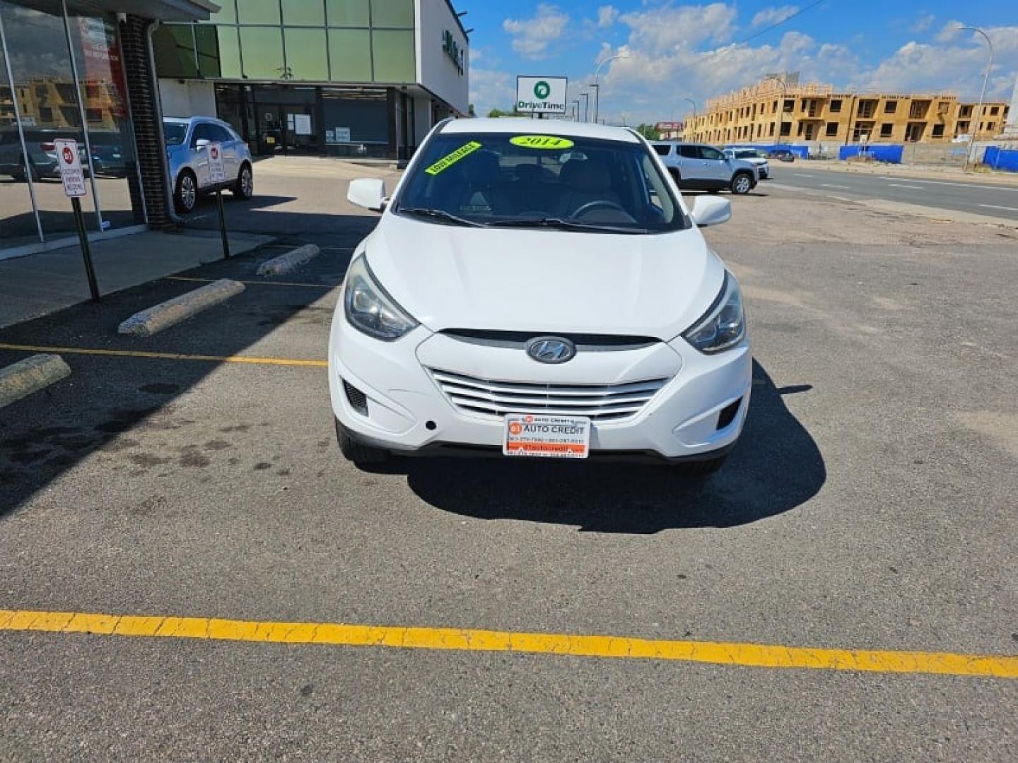 2014 Winter White /Taupe Hyundai Tucson GLS (KM8JT3AF1EU) with an 2.0L DOHC engine, Automatic transmission, located at 8595 Washington St., Thornton, CO, 80229, (303) 287-5511, 39.852348, -104.978447 - Are you in the market for a reliable and affordable SUV in Thornton, CO? Look no further than this pre-owned 2014 Hyundai Tucson GLS at D1 Auto Credit - Thornton. With its sleek winter white exterior and comfortable taupe interior, this 4D sport utility vehicle is sure to turn heads wherever you go. - Photo#2