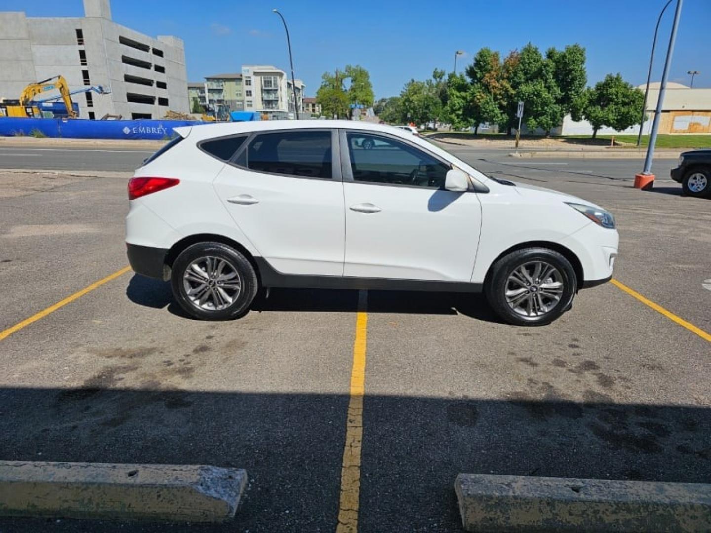 2014 Winter White /Taupe Hyundai Tucson GLS (KM8JT3AF1EU) with an 2.0L DOHC engine, Automatic transmission, located at 8595 Washington St., Thornton, CO, 80229, (303) 287-5511, 39.852348, -104.978447 - Are you in the market for a reliable and affordable SUV in Thornton, CO? Look no further than this pre-owned 2014 Hyundai Tucson GLS at D1 Auto Credit - Thornton. With its sleek winter white exterior and comfortable taupe interior, this 4D sport utility vehicle is sure to turn heads wherever you go. - Photo#4