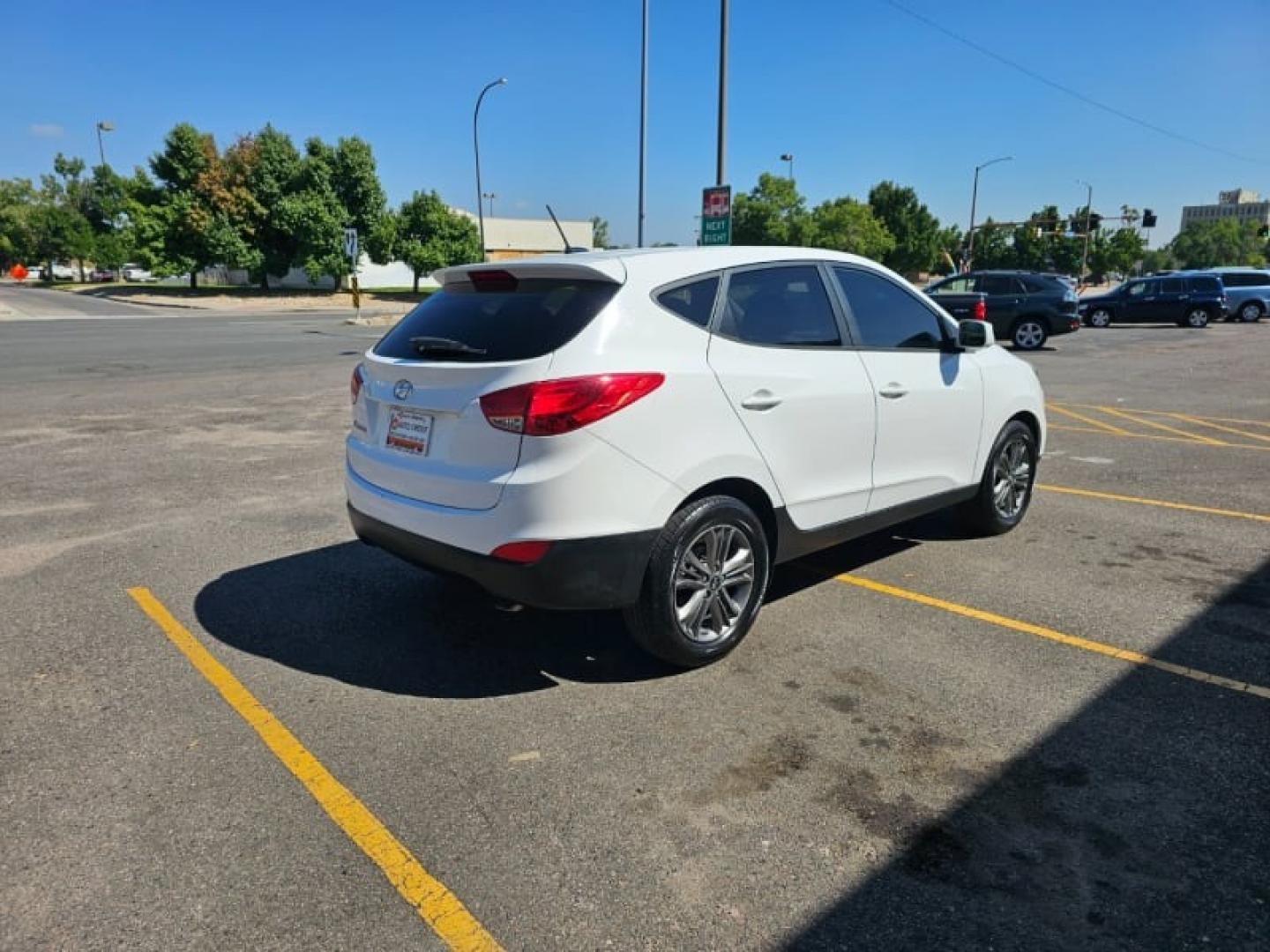 2014 Winter White /Taupe Hyundai Tucson GLS (KM8JT3AF1EU) with an 2.0L DOHC engine, Automatic transmission, located at 8595 Washington St., Thornton, CO, 80229, (303) 287-5511, 39.852348, -104.978447 - Are you in the market for a reliable and affordable SUV in Thornton, CO? Look no further than this pre-owned 2014 Hyundai Tucson GLS at D1 Auto Credit - Thornton. With its sleek winter white exterior and comfortable taupe interior, this 4D sport utility vehicle is sure to turn heads wherever you go. - Photo#5