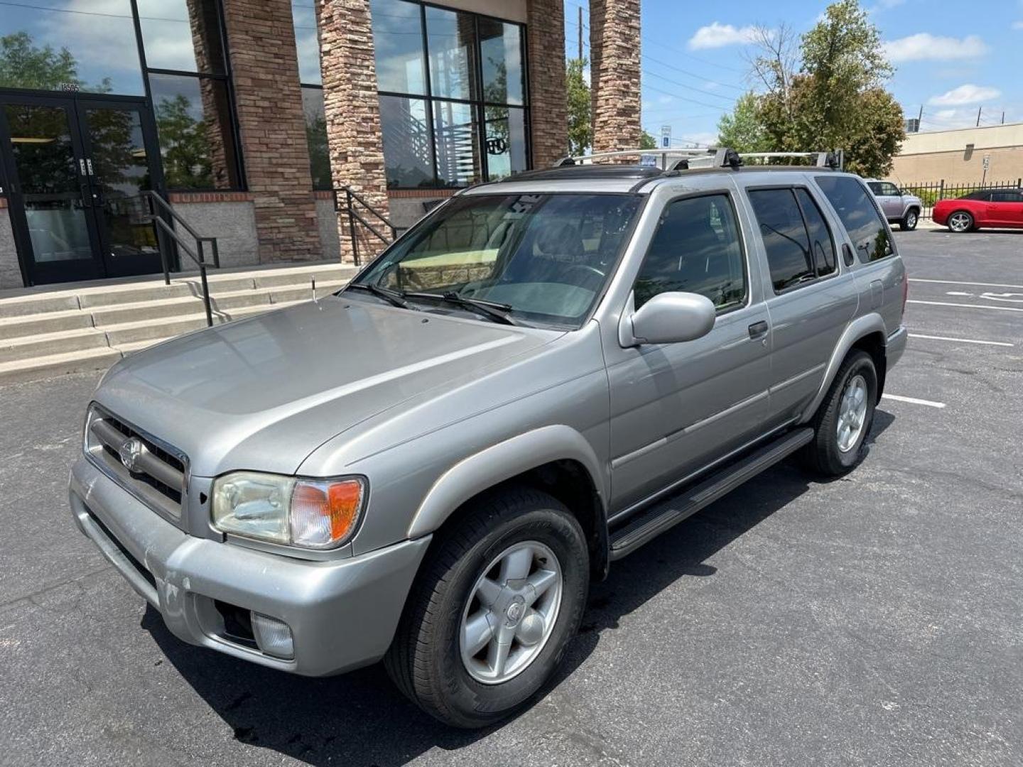 2001 Sierra Silver Metallic /Charcoal Nissan Pathfinder LE (JN8DR09X11W) with an 3.5L V6 SMPI DOHC engine, Automatic transmission, located at 8595 Washington St., Thornton, CO, 80229, (303) 287-5511, 39.852348, -104.978447 - 2001 Nissan Pathfinder<br><br>D1 Auto NEVER charges dealer fees! All cars have clean titles and have been inspected for mechanical issues. We have financing for everyone. Good credit, bad credit, first time buyers.<br><br>Please call Lakewood Location 303-274-7692 or Thornton 303-287-5511 to schedul - Photo#1