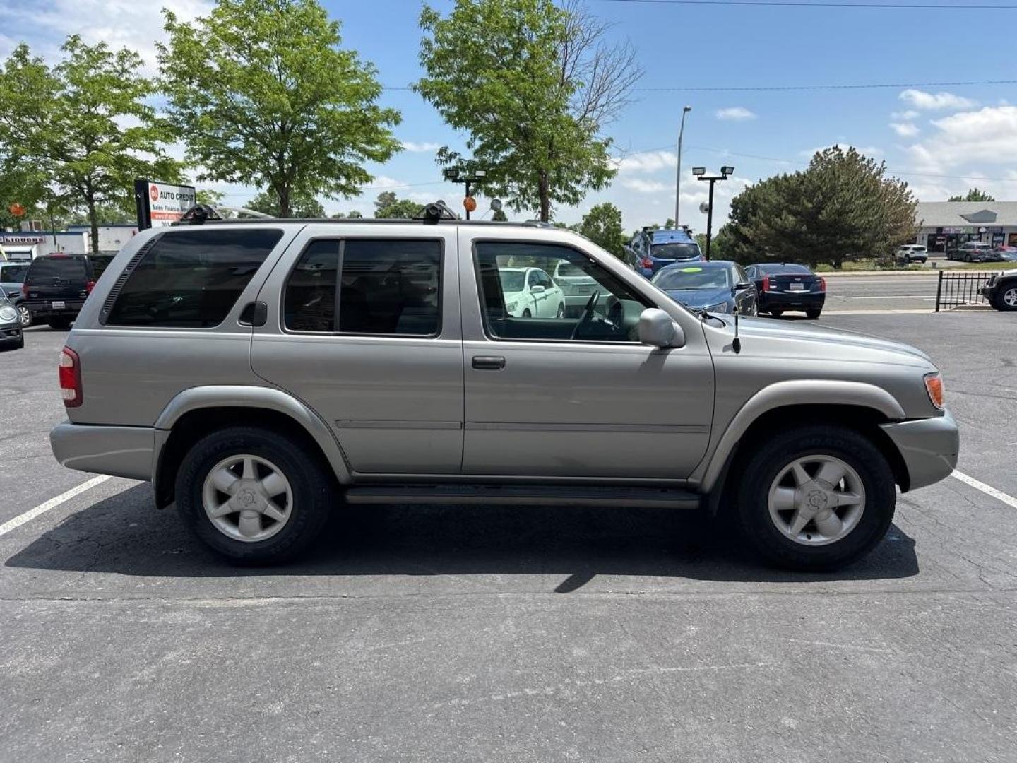 2001 Sierra Silver Metallic /Charcoal Nissan Pathfinder LE (JN8DR09X11W) with an 3.5L V6 SMPI DOHC engine, Automatic transmission, located at 8595 Washington St., Thornton, CO, 80229, (303) 287-5511, 39.852348, -104.978447 - 2001 Nissan Pathfinder<br><br>D1 Auto NEVER charges dealer fees! All cars have clean titles and have been inspected for mechanical issues. We have financing for everyone. Good credit, bad credit, first time buyers.<br><br>Please call Lakewood Location 303-274-7692 or Thornton 303-287-5511 to schedul - Photo#4