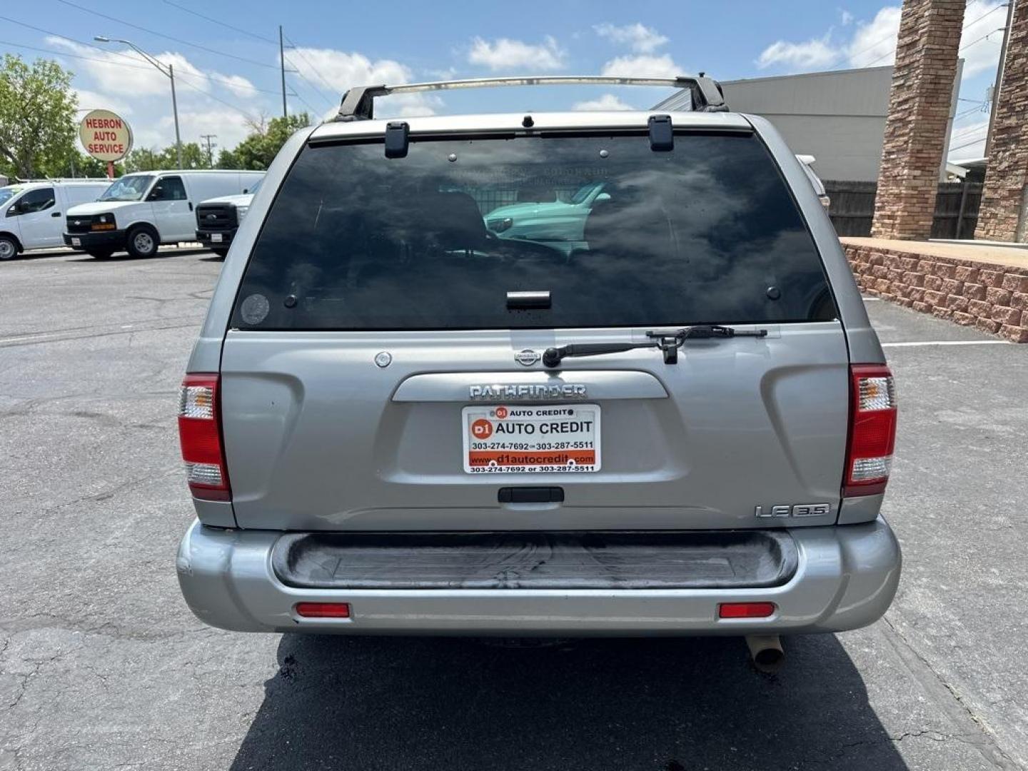 2001 Sierra Silver Metallic /Charcoal Nissan Pathfinder LE (JN8DR09X11W) with an 3.5L V6 SMPI DOHC engine, Automatic transmission, located at 8595 Washington St., Thornton, CO, 80229, (303) 287-5511, 39.852348, -104.978447 - 2001 Nissan Pathfinder<br><br>D1 Auto NEVER charges dealer fees! All cars have clean titles and have been inspected for mechanical issues. We have financing for everyone. Good credit, bad credit, first time buyers.<br><br>Please call Lakewood Location 303-274-7692 or Thornton 303-287-5511 to schedul - Photo#6