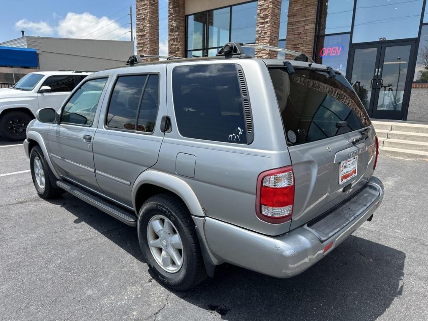 2001 Sierra Silver Metallic /Charcoal Nissan Pathfinder LE (JN8DR09X11W) with an 3.5L V6 SMPI DOHC engine, Automatic transmission, located at 8595 Washington St., Thornton, CO, 80229, (303) 287-5511, 39.852348, -104.978447 - 2001 Nissan Pathfinder<br><br>D1 Auto NEVER charges dealer fees! All cars have clean titles and have been inspected for mechanical issues. We have financing for everyone. Good credit, bad credit, first time buyers.<br><br>Please call Lakewood Location 303-274-7692 or Thornton 303-287-5511 to schedul - Photo#7