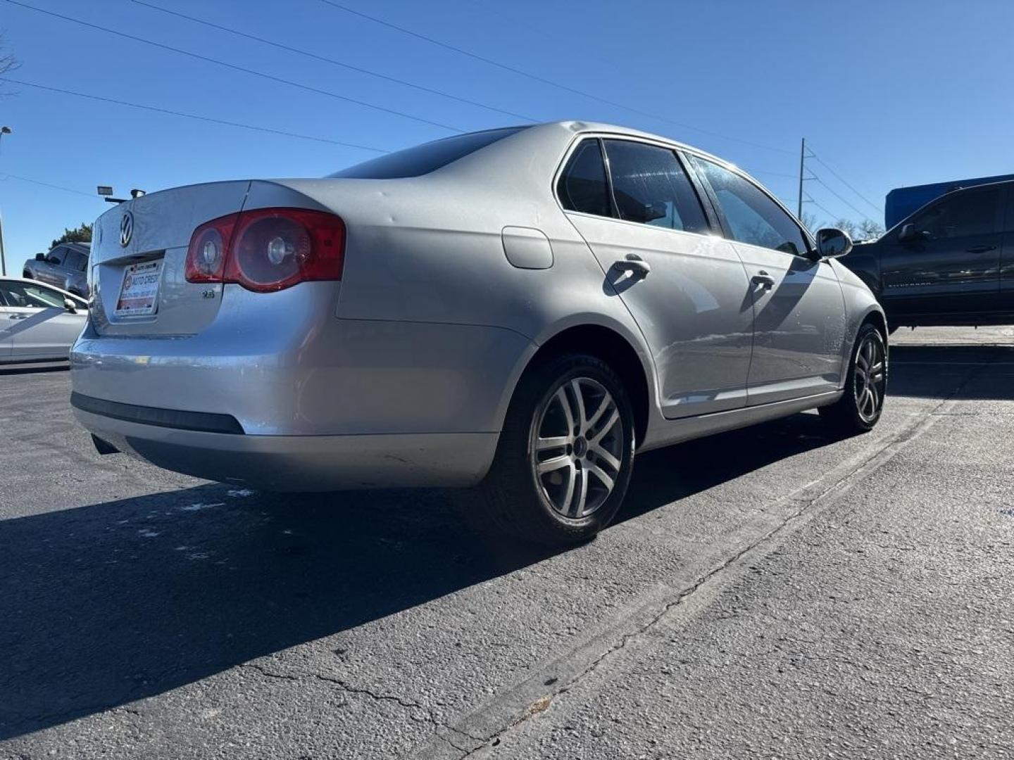 2005 Platinum Gray /Gray Volkswagen Jetta 2.5 (3VWSF71K95M) with an 2.5L I5 SMPI DOHC engine, Manual transmission, located at 8595 Washington St., Thornton, CO, 80229, (303) 287-5511, 39.852348, -104.978447 - 2005 Volkswagen Jetta FWD MANUAL TRANSMISSION. This car has ben inspected and runs like a top. Newer clutch, new tires, everything works as it should. Non turbo engine.<br><br> Leather, Heated Seats, 2.5L I5 SMPI DOHC, 5-Speed Manual, Gray w/Leather Seating Surfaces, Power Tilt and Slide Glass Sun - Photo#5