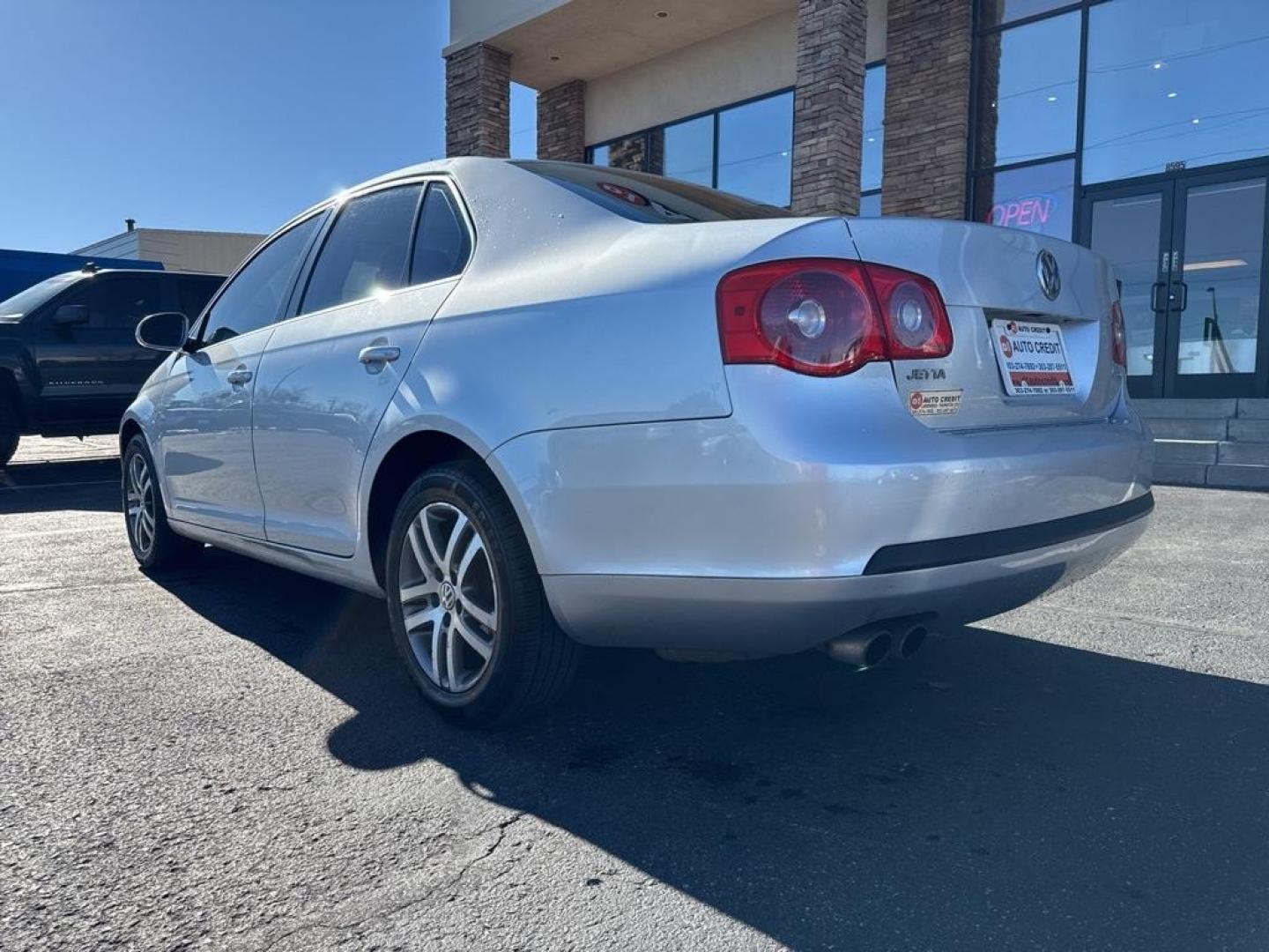 2005 Platinum Gray /Gray Volkswagen Jetta 2.5 (3VWSF71K95M) with an 2.5L I5 SMPI DOHC engine, Manual transmission, located at 8595 Washington St., Thornton, CO, 80229, (303) 287-5511, 39.852348, -104.978447 - 2005 Volkswagen Jetta FWD MANUAL TRANSMISSION. This car has ben inspected and runs like a top. Newer clutch, new tires, everything works as it should. Non turbo engine.<br><br> Leather, Heated Seats, 2.5L I5 SMPI DOHC, 5-Speed Manual, Gray w/Leather Seating Surfaces, Power Tilt and Slide Glass Sun - Photo#7