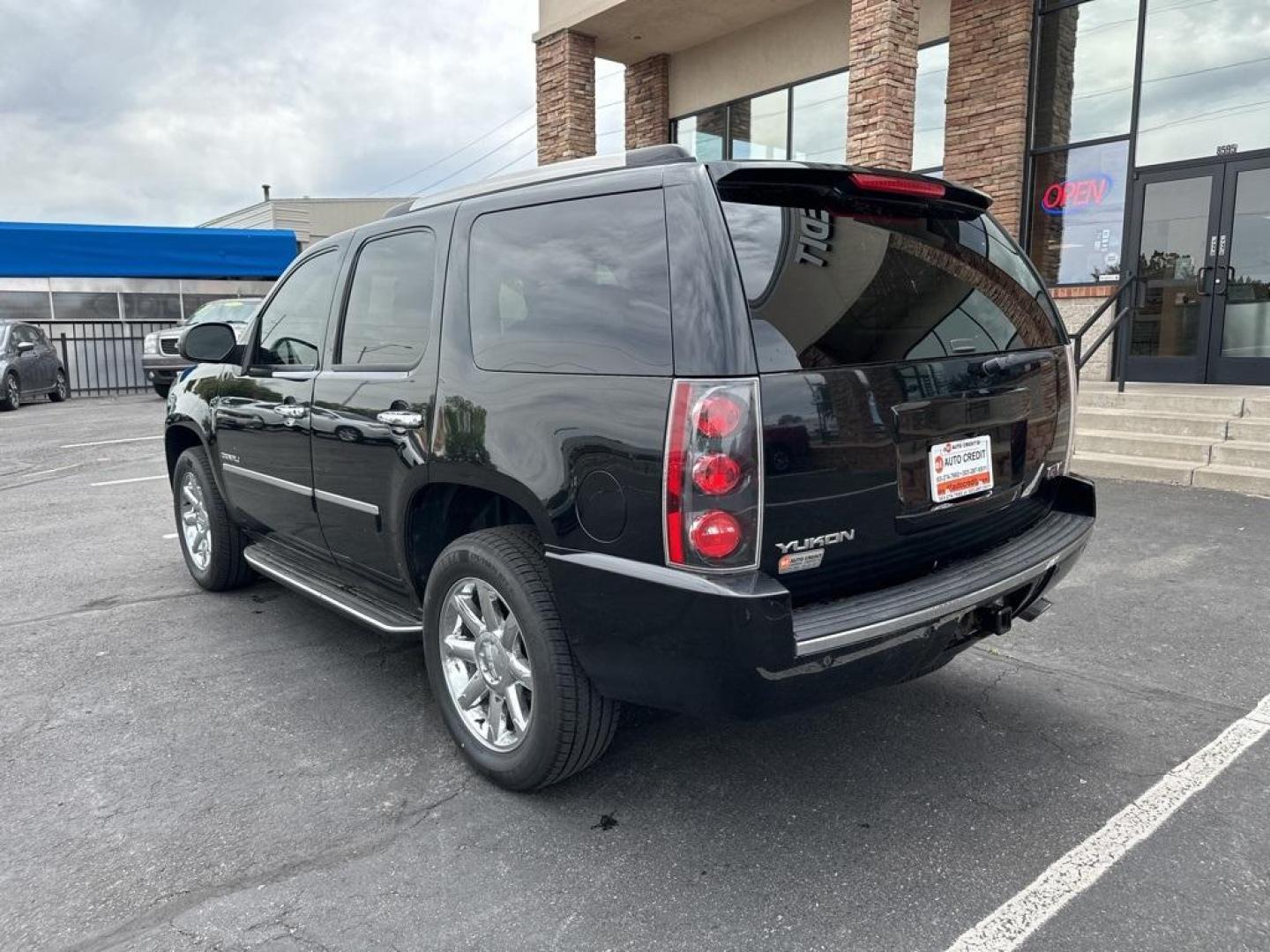 2013 Onyx Black /Ebony GMC Yukon Denali (1GKS2EEF8DR) with an Vortec 6.2L V8 SFI VVT Flex Fuel engine, Automatic transmission, located at 8595 Washington St., Thornton, CO, 80229, (303) 287-5511, 39.852348, -104.978447 - 2013 GMC Yukon<br><br>D1 Auto NEVER charges dealer fees! All cars have clean titles and have been inspected for mechanical issues. We have financing for everyone. Good credit, bad credit, first time buyers.<br><br>Please call Lakewood Location 303-274-7692 or Thornton 303-287-5511 to schedule a test - Photo#7