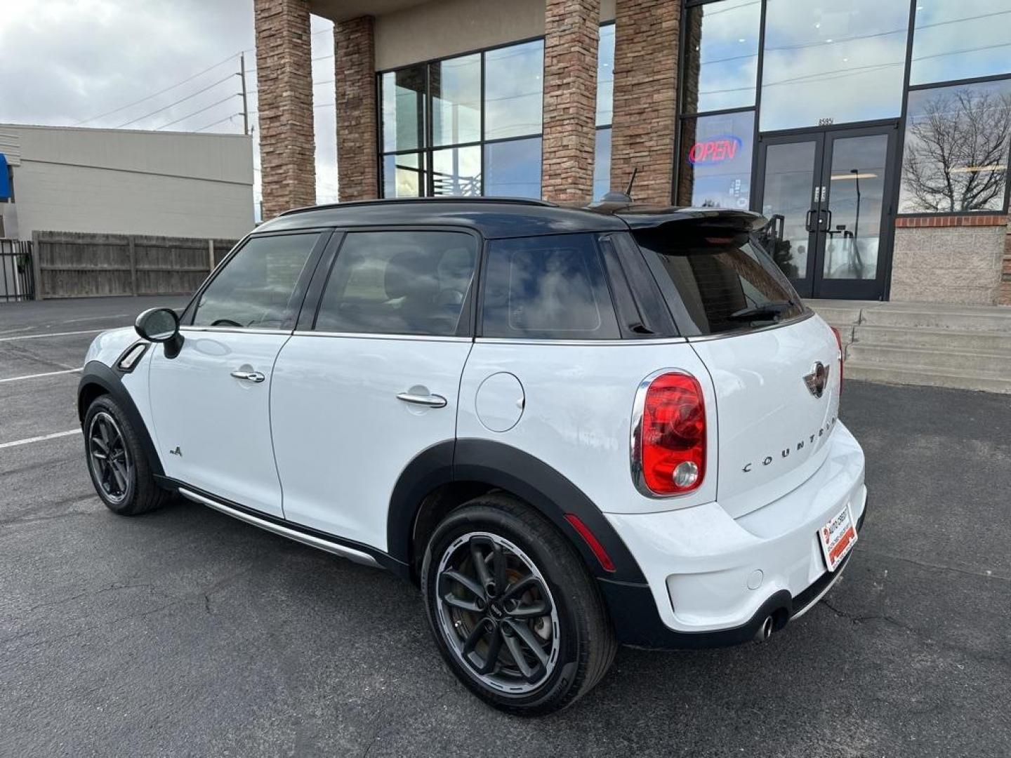 2015 Light White /Carbon Black MINI Cooper S Countryman All 4 (WMWZC5C59FW) with an 1.6L I4 DOHC 16V Turbocharged engine, Automatic transmission, located at 8595 Washington St., Thornton, CO, 80229, (303) 287-5511, 39.852348, -104.978447 - All Wheel Drive and very Low Miles, Clean Carfax, No Accidents, Non Smoker, Excellent Condition.<br>Heated Seats, Panoramic Roof, AWD, Heated door mirrors, Remote keyless entry.<br><br>Light White 2015 MINI Cooper S Countryman All 4 All Wheel Drive AWD 6-Speed Automatic Steptronic 1.6L I4 DOHC 16V T - Photo#6