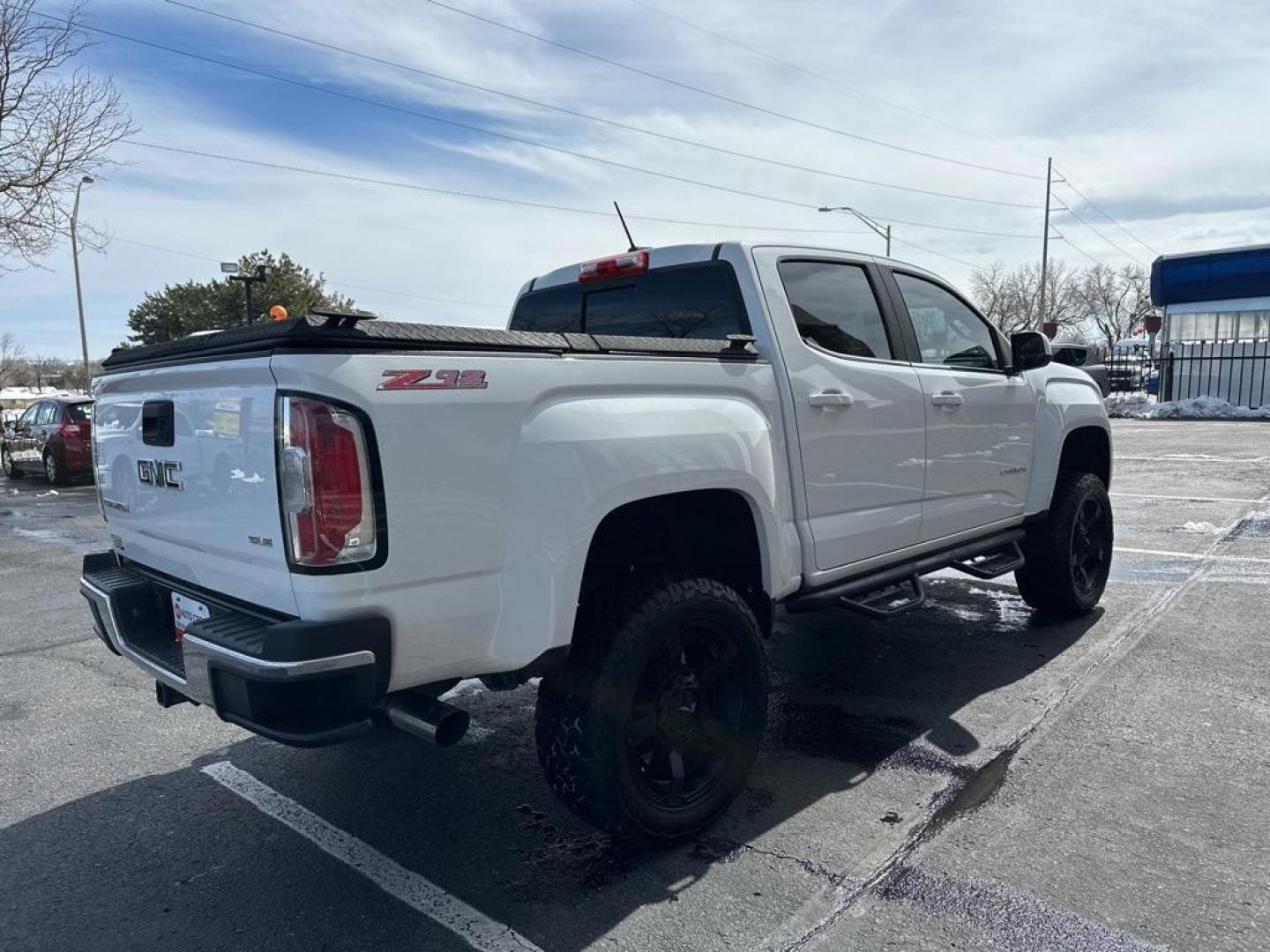 2015 Summit White /Black GMC Canyon SLE1 (1GTG6BE3XF1) with an 3.6L V6 DGI DOHC VVT engine, Automatic transmission, located at 8595 Washington St., Thornton, CO, 80229, (303) 287-5511, 39.852348, -104.978447 - 2015 GMC Canyon Clean Carfax, No Accident, Non Smoker, Non Pet Truck, Backup Camera, Leather, Power Seats, LIFTED and hard tonneau cover with locks.Canyon SLE1, 3.6L V6 DGI DOHC VVT, 4WD.<br><br> D1 Auto NEVER charges dealer fees! All cars have clean titles and have been inspected for mechanical iss - Photo#5