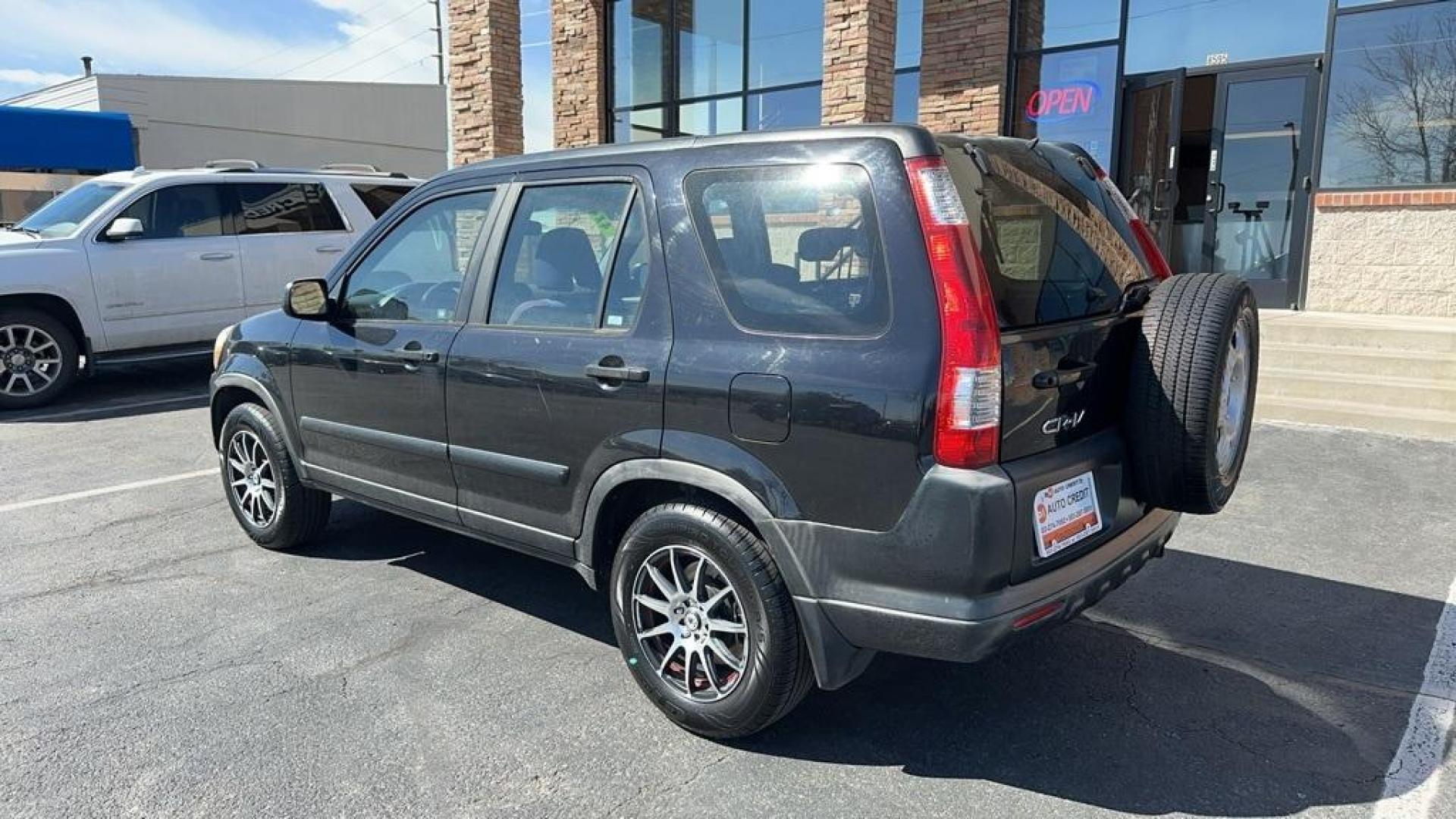 2005 Nighthawk Black Pearl /Blue Honda CR-V LX (JHLRD78595C) with an 2.4L I4 SMPI DOHC engine, Automatic transmission, located at 8595 Washington St., Thornton, CO, 80229, (303) 287-5511, 39.852348, -104.978447 - 2005 Honda CR-V<br><br>D1 Auto NEVER charges dealer fees! All cars have clean titles and have been inspected for mechanical issues. We have financing for everyone. Good credit, bad credit, first time buyers.<br>Clean CARFAX. Odometer is 35477 miles below market average!<br>Please call Lakewood Locat - Photo#6