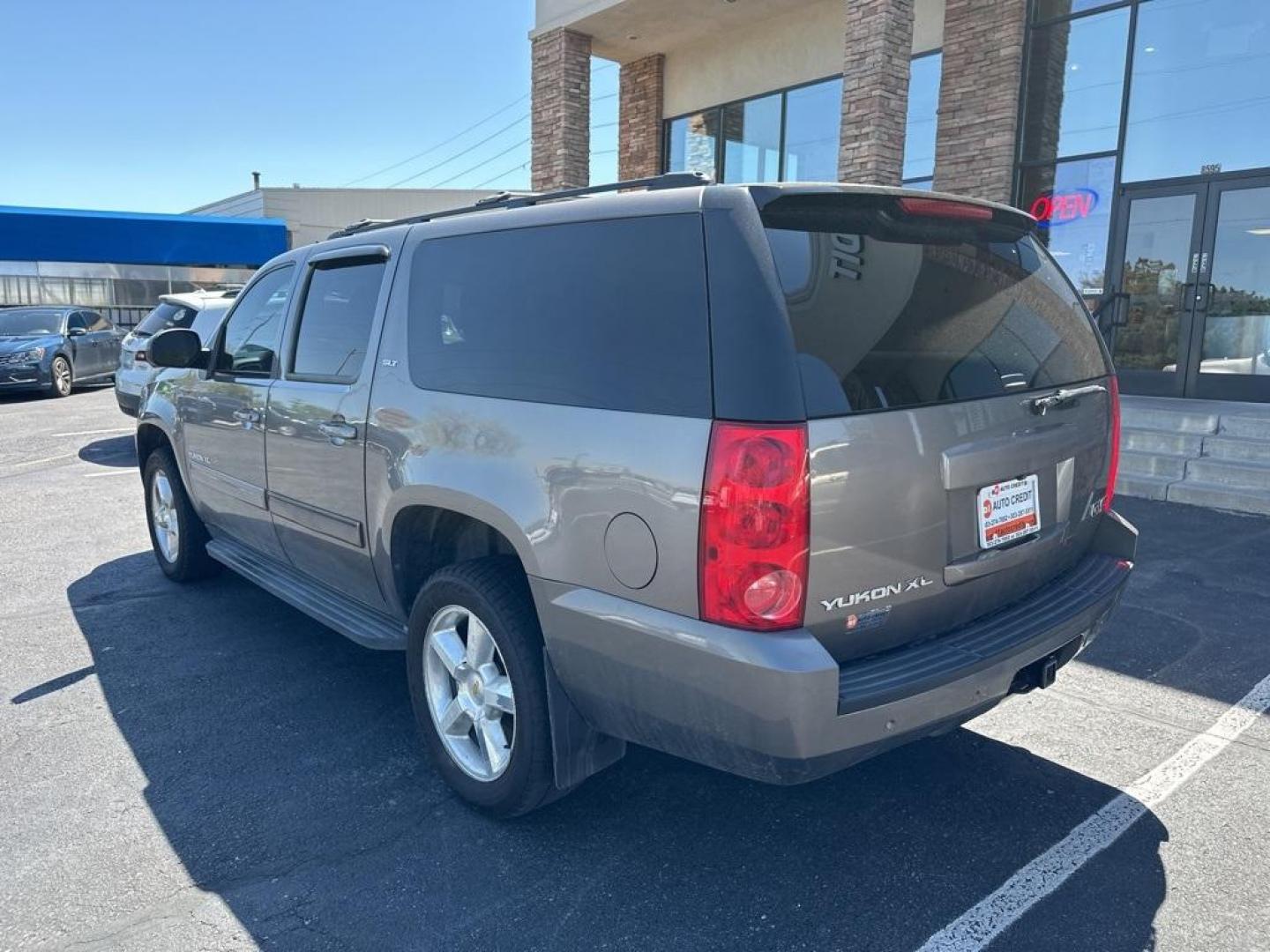 2013 Mocha Steel Metallic /Light Titanium GMC Yukon XL SLT 1500 (1GKS2KE78DR) with an Vortec 5.3L V8 SFI Flex Fuel engine, Automatic transmission, located at 8595 Washington St., Thornton, CO, 80229, (303) 287-5511, 39.852348, -104.978447 - 2013 GMC Yukon XL<br><br>D1 Auto NEVER charges dealer fees! All cars have clean titles and have been inspected for mechanical issues. We have financing for everyone. Good credit, bad credit, first time buyers.<br><br>Please call Lakewood Location 303-274-7692 or Thornton 303-287-5511 to schedule a t - Photo#9