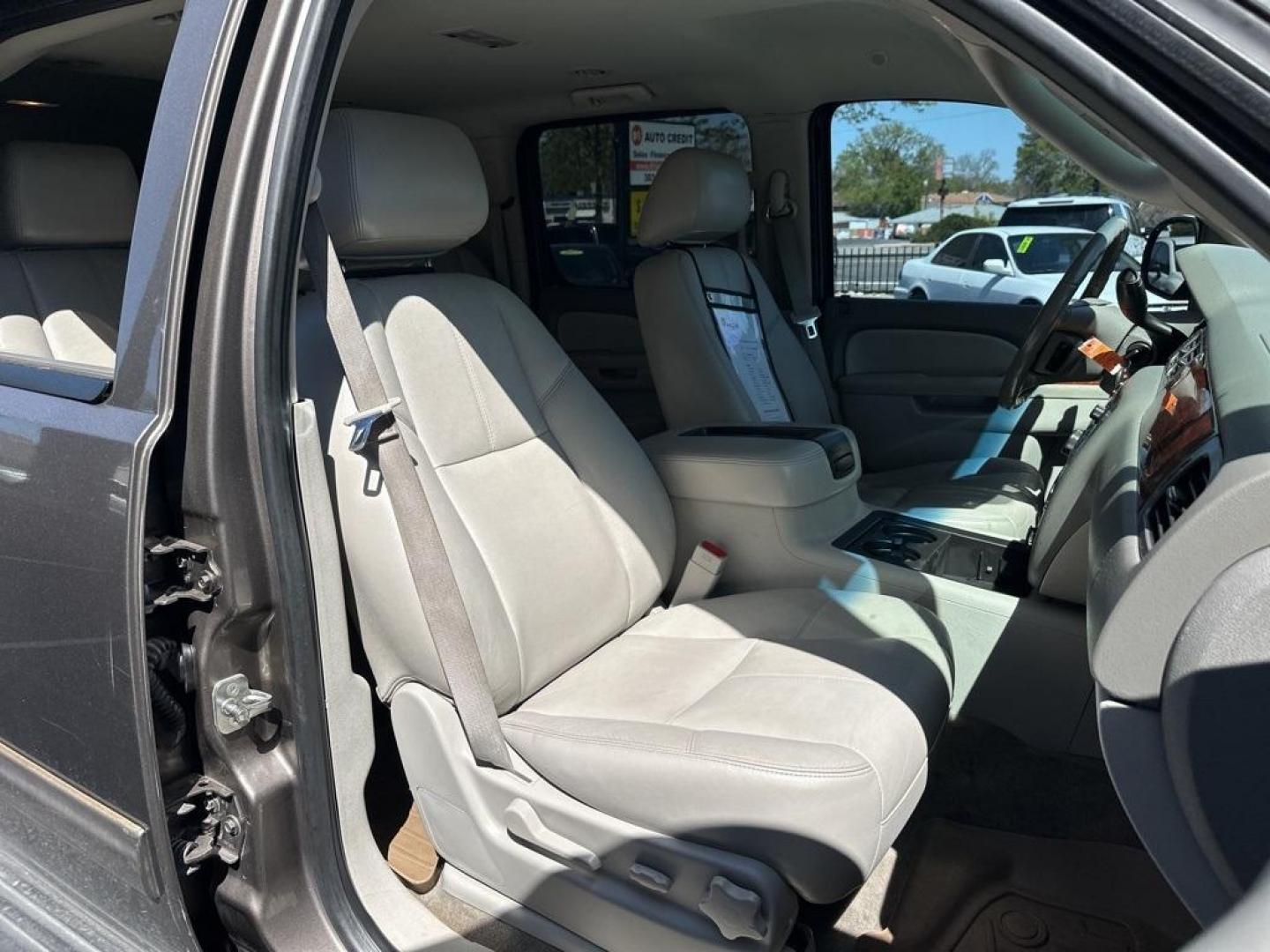 2013 Mocha Steel Metallic /Light Titanium GMC Yukon XL SLT 1500 (1GKS2KE78DR) with an Vortec 5.3L V8 SFI Flex Fuel engine, Automatic transmission, located at 8595 Washington St., Thornton, CO, 80229, (303) 287-5511, 39.852348, -104.978447 - 2013 GMC Yukon XL<br><br>D1 Auto NEVER charges dealer fees! All cars have clean titles and have been inspected for mechanical issues. We have financing for everyone. Good credit, bad credit, first time buyers.<br><br>Please call Lakewood Location 303-274-7692 or Thornton 303-287-5511 to schedule a t - Photo#16