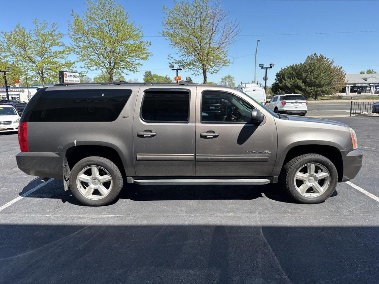 2013 Mocha Steel Metallic /Light Titanium GMC Yukon XL SLT 1500 (1GKS2KE78DR) with an Vortec 5.3L V8 SFI Flex Fuel engine, Automatic transmission, located at 8595 Washington St., Thornton, CO, 80229, (303) 287-5511, 39.852348, -104.978447 - 2013 GMC Yukon XL<br><br>D1 Auto NEVER charges dealer fees! All cars have clean titles and have been inspected for mechanical issues. We have financing for everyone. Good credit, bad credit, first time buyers.<br><br>Please call Lakewood Location 303-274-7692 or Thornton 303-287-5511 to schedule a t - Photo#6