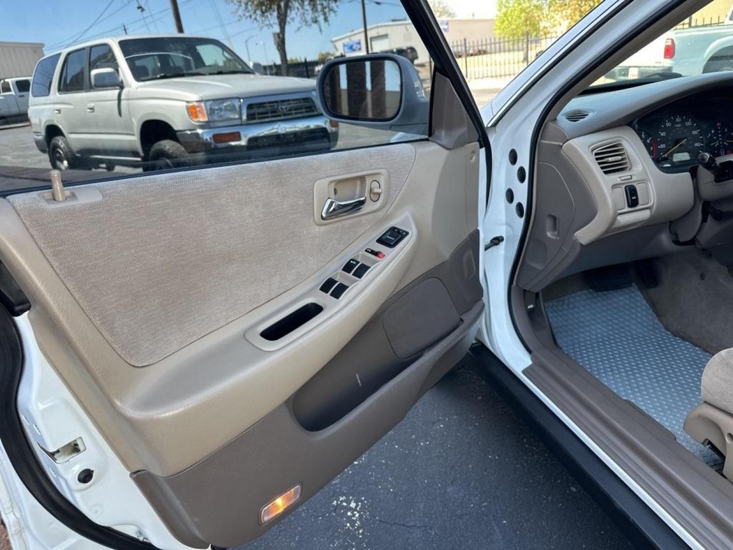 2000 Taffeta White /Lapis Honda Accord LX (1HGCG1643YA) with an 3.0L V6 SMPI engine, Automatic transmission, located at 8595 Washington St., Thornton, CO, 80229, (303) 287-5511, 39.852348, -104.978447 - 2000 Honda Accord<br><br>D1 Auto NEVER charges dealer fees! All cars have clean titles and have been inspected for mechanical issues. We have financing for everyone. Good credit, bad credit, first time buyers.<br><br>Please call Lakewood Location 303-274-7692 or Thornton 303-287-5511 to schedule a t - Photo#19