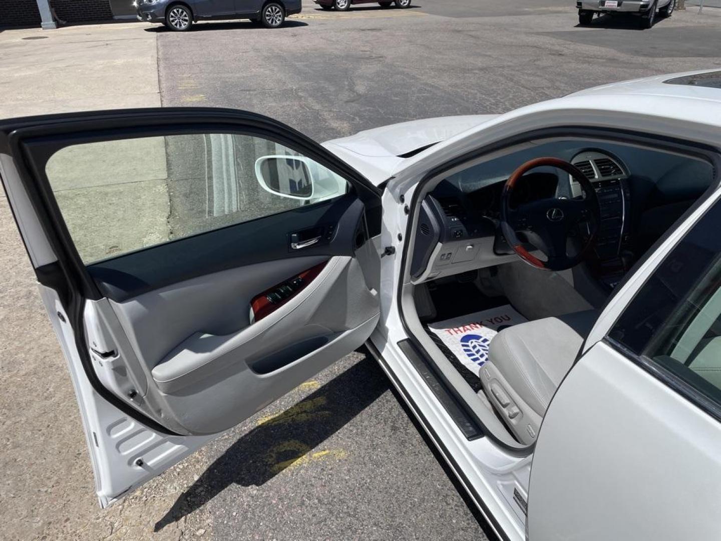 2009 White Lexus ES 350 (JTHBJ46G292) with an 3.5L V6 DOHC Dual VVT-i 24V engine, Automatic transmission, located at 8595 Washington St., Thornton, CO, 80229, (303) 287-5511, 39.852348, -104.978447 - 2009 Lexus ES<br><br>D1 Auto NEVER charges dealer fees! All cars have clean titles and have been inspected for mechanical issues. We have financing for everyone. Good credit, bad credit, first time buyers.<br>Clean CARFAX.<br>Please call Lakewood Location 303-274-7692 or Thornton 303-287-5511 to sch - Photo#15