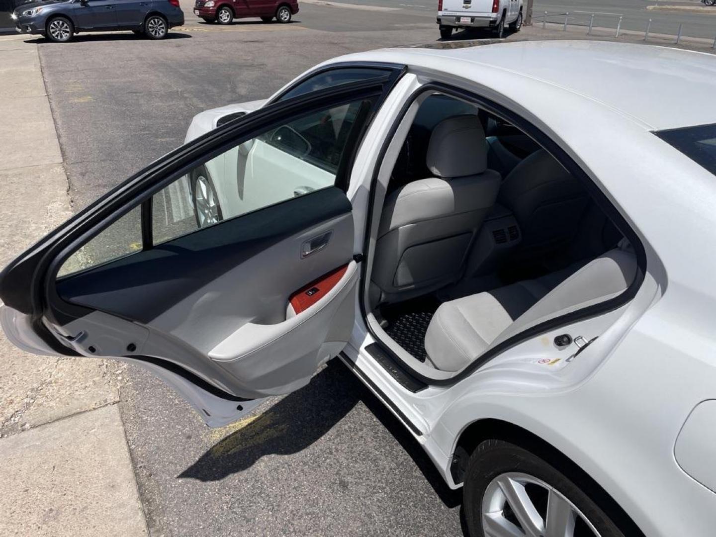 2009 White Lexus ES 350 (JTHBJ46G292) with an 3.5L V6 DOHC Dual VVT-i 24V engine, Automatic transmission, located at 8595 Washington St., Thornton, CO, 80229, (303) 287-5511, 39.852348, -104.978447 - 2009 Lexus ES<br><br>D1 Auto NEVER charges dealer fees! All cars have clean titles and have been inspected for mechanical issues. We have financing for everyone. Good credit, bad credit, first time buyers.<br>Clean CARFAX.<br>Please call Lakewood Location 303-274-7692 or Thornton 303-287-5511 to sch - Photo#17