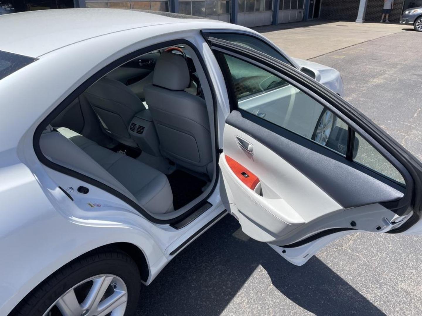 2009 White /Light Gray Lexus ES 350 (JTHBJ46G292) with an 3.5L V6 DOHC Dual VVT-i 24V engine, Automatic transmission, located at 10890 W. Colfax Ave., Lakewood, CO, 80215, (303) 274-7692, 39.739914, -105.120132 - 2009 Lexus ES FWD Light Gray w/Leather Seat Trim or Perforated Leather Seat Trim.<br><br>D1 Auto NEVER charges dealer fees! All cars have clean titles and have been inspected for mechanical issues. We have financing for everyone. Good credit, bad credit, first time buyers.<br>Clean CARFAX.<br>Please - Photo#19