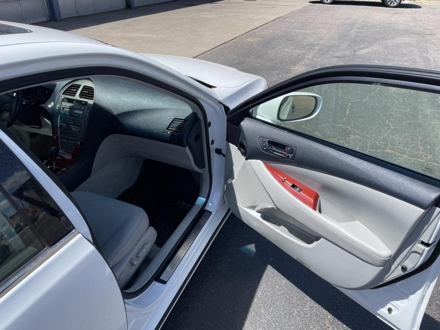 2009 White /Light Gray Lexus ES 350 (JTHBJ46G292) with an 3.5L V6 DOHC Dual VVT-i 24V engine, Automatic transmission, located at 10890 W. Colfax Ave., Lakewood, CO, 80215, (303) 274-7692, 39.739914, -105.120132 - 2009 Lexus ES FWD Light Gray w/Leather Seat Trim or Perforated Leather Seat Trim.<br><br>D1 Auto NEVER charges dealer fees! All cars have clean titles and have been inspected for mechanical issues. We have financing for everyone. Good credit, bad credit, first time buyers.<br>Clean CARFAX.<br>Please - Photo#22