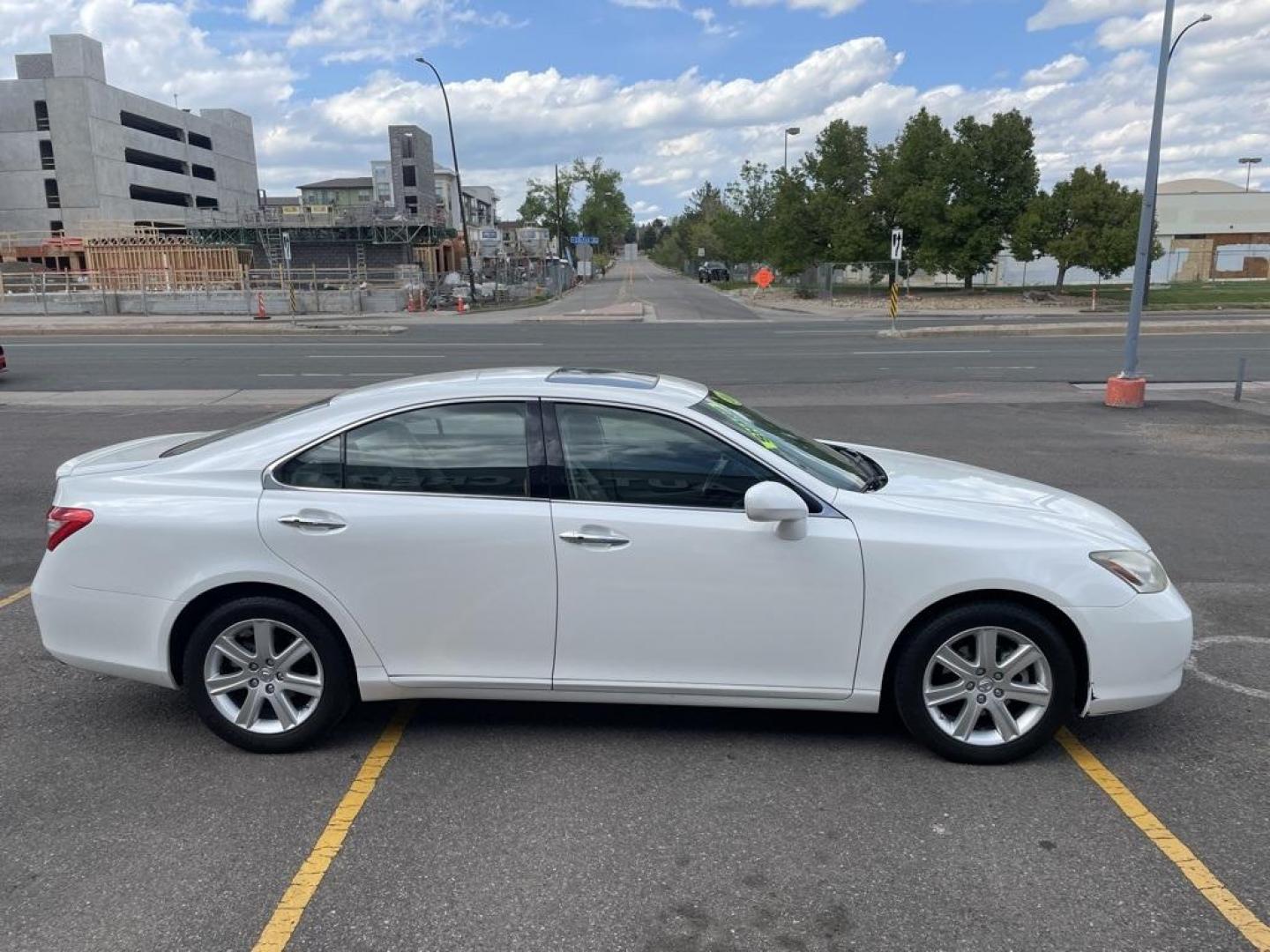 2009 White /Light Gray Lexus ES 350 (JTHBJ46G292) with an 3.5L V6 DOHC Dual VVT-i 24V engine, Automatic transmission, located at 10890 W. Colfax Ave., Lakewood, CO, 80215, (303) 274-7692, 39.739914, -105.120132 - 2009 Lexus ES FWD Light Gray w/Leather Seat Trim or Perforated Leather Seat Trim.<br><br>D1 Auto NEVER charges dealer fees! All cars have clean titles and have been inspected for mechanical issues. We have financing for everyone. Good credit, bad credit, first time buyers.<br>Clean CARFAX.<br>Please - Photo#4