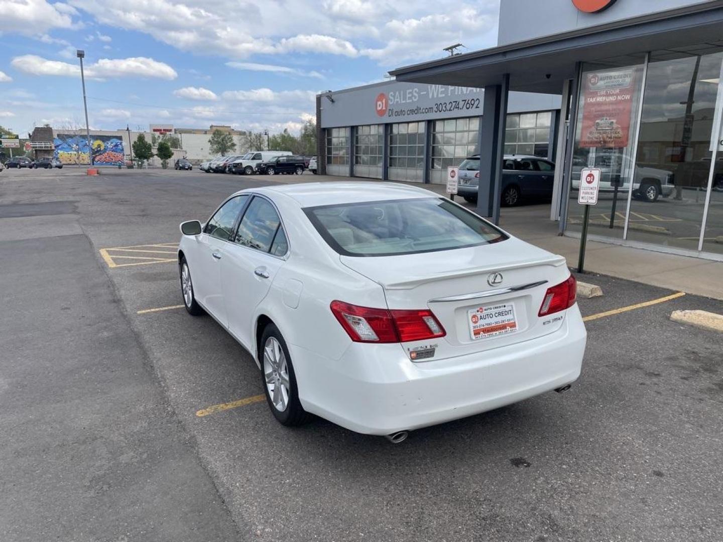 2009 White /Light Gray Lexus ES 350 (JTHBJ46G292) with an 3.5L V6 DOHC Dual VVT-i 24V engine, Automatic transmission, located at 10890 W. Colfax Ave., Lakewood, CO, 80215, (303) 274-7692, 39.739914, -105.120132 - 2009 Lexus ES FWD Light Gray w/Leather Seat Trim or Perforated Leather Seat Trim.<br><br>D1 Auto NEVER charges dealer fees! All cars have clean titles and have been inspected for mechanical issues. We have financing for everyone. Good credit, bad credit, first time buyers.<br>Clean CARFAX.<br>Please - Photo#7