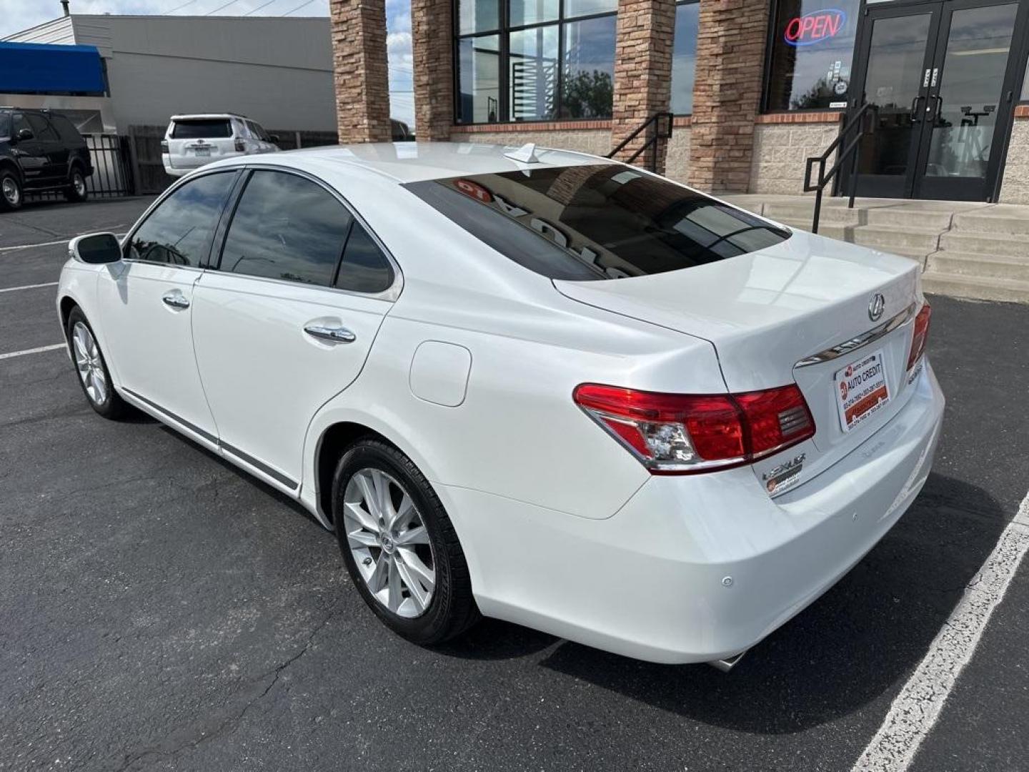 2010 White /Parchment Lexus ES 350 (JTHBK1EG2A2) with an 3.5L V6 DOHC Dual VVT-i 24V engine, Automatic transmission, located at 10890 W. Colfax Ave., Lakewood, CO, 80215, (303) 274-7692, 39.739914, -105.120132 - 2010 Lexus ESD1 Auto NEVER charges dealer fees! All cars have clean titles and have been inspected for mechanical issues. We have financing for everyone. Good credit, bad credit, first time buyers.Please call Lakewood Location 303-274-7692 or Thornton 303-287-5511 to schedule a test drive or ask any - Photo#7