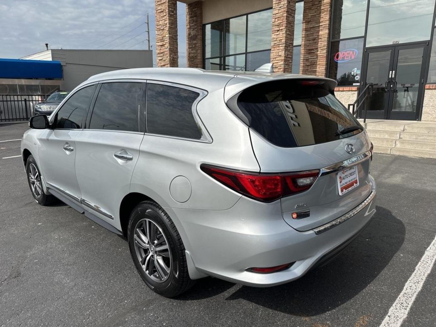 2019 Liquid Platinum /Graphite INFINITI QX60 LUXE (5N1DL0MM2KC) with an 3.5L V6 engine, CVT transmission, located at 8595 Washington St., Thornton, CO, 80229, (303) 287-5511, 39.852348, -104.978447 - 2019 INFINITI QX60, All Wheel Drive, 3rd Row Seat and in mint condition inside and out! <br>All Cars Have Clean Titles And Are Serviced Before Sale., <br>Clean Carfax, No Accident, Apple/Android Car Play, Blind Spot Monitoring, Backup Camera, Leather, Heated Seats, Bluetooth/ With Bluetooth Audio, N - Photo#7