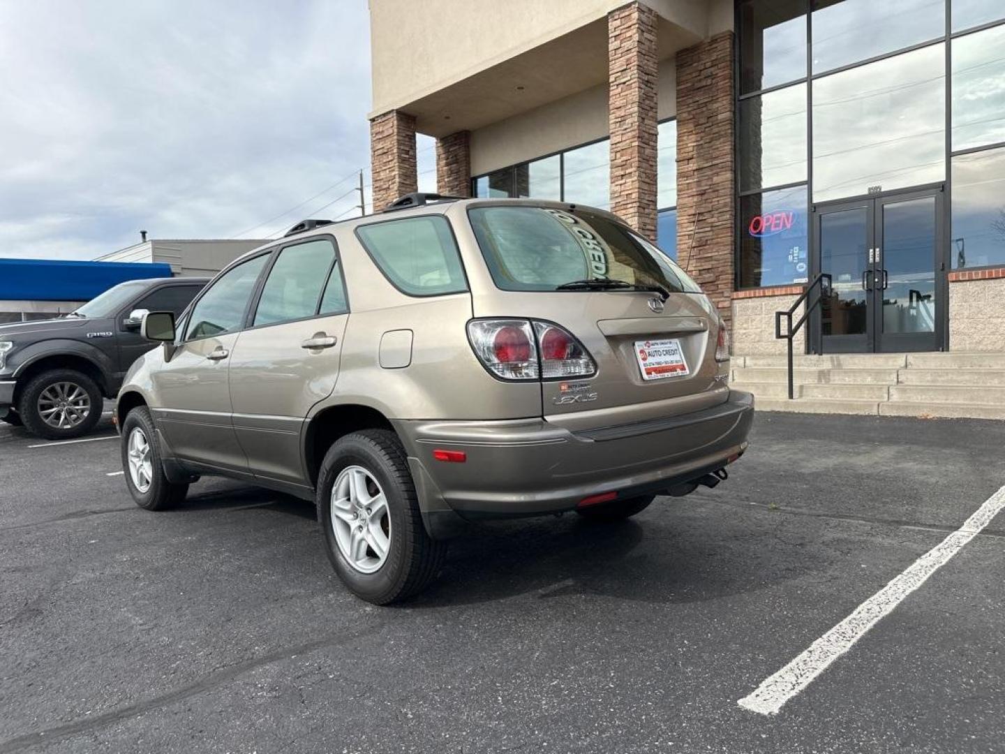 2002 Burnished Gold Metallic /Ivory Lexus RX 300 (JTJGF10U820) with an 3.0L V6 SMPI DOHC engine, Automatic transmission, located at 8595 Washington St., Thornton, CO, 80229, (303) 287-5511, 39.852348, -104.978447 - 2002 Lexus RX<br><br>D1 Auto NEVER charges dealer fees! All cars have clean titles and have been inspected for mechanical issues. We have financing for everyone. Good credit, bad credit, first time buyers.<br>Clean CARFAX.<br>Please call Lakewood Location 303-274-7692 or Thornton 303-287-5511 to sch - Photo#7