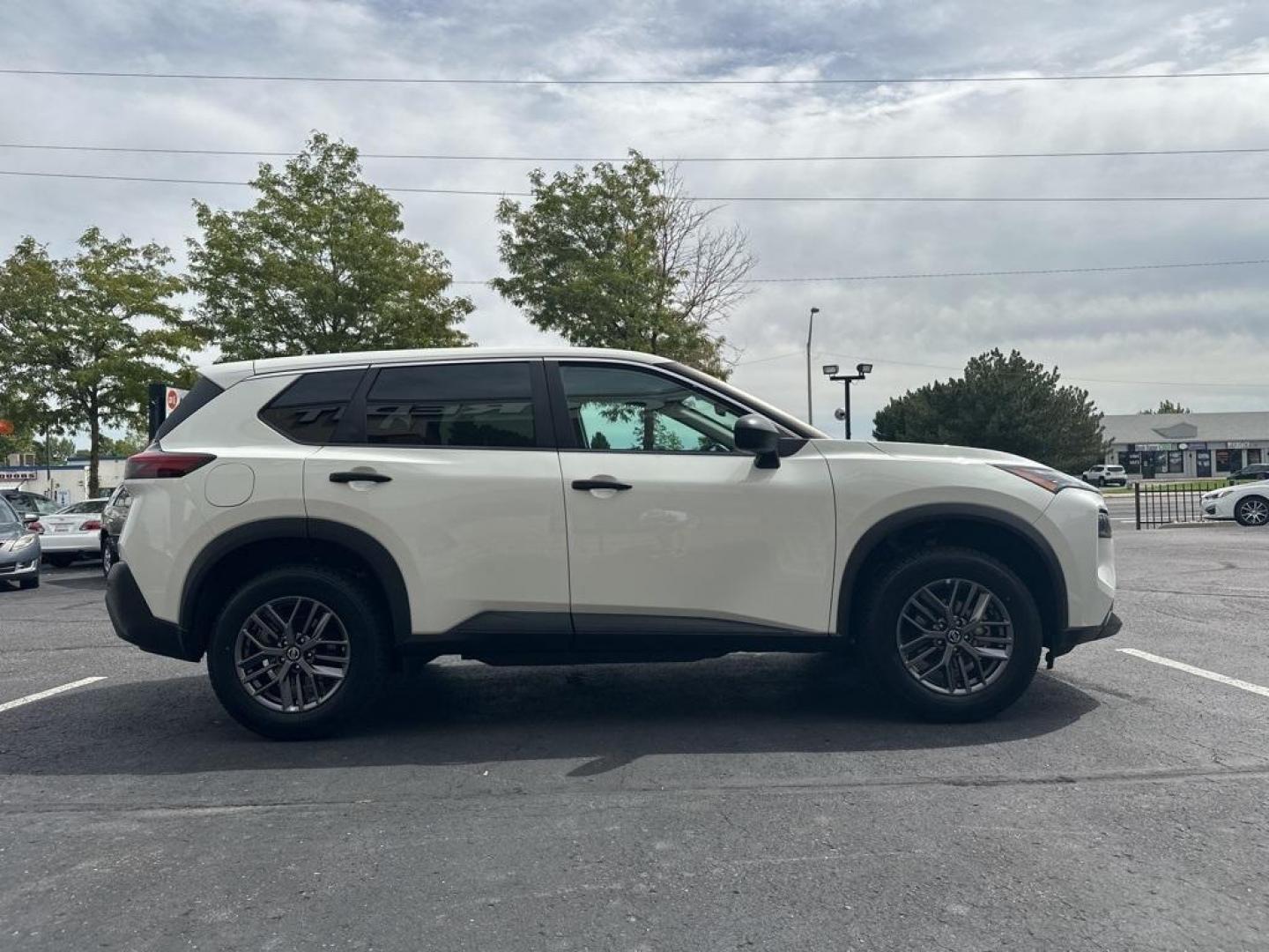 2021 Glacier White /Charcoal Nissan Rogue S (5N1AT3AB0MC) with an 2.5L I4 DOHC 16V engine, CVT transmission, located at 8595 Washington St., Thornton, CO, 80229, (303) 287-5511, 39.852348, -104.978447 - 2021 Nissan Rogue One Owner, This car still smells new and has 2 keys and owners manuals. You wont find one in better condition. All Wheel Drive, backup camera with backup sensors, Apple/Android CarPlay ,New Tires and ready for Colorado! Excellent condition inside and out. <br><br>All Cars Have Clea - Photo#4