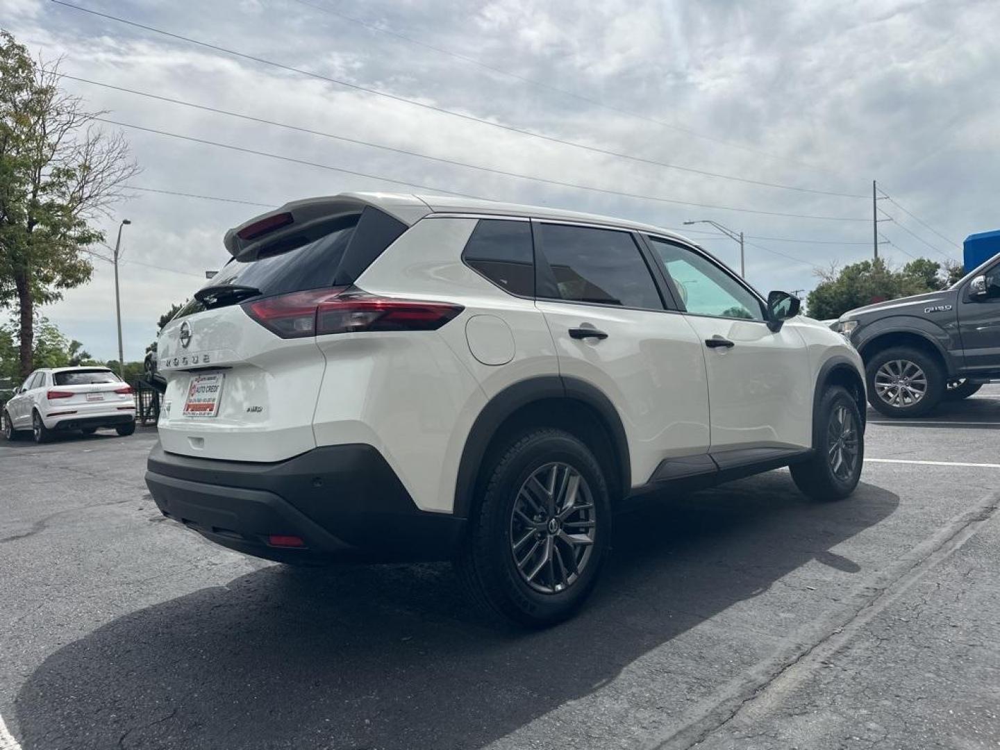 2021 Glacier White /Charcoal Nissan Rogue S (5N1AT3AB0MC) with an 2.5L I4 DOHC 16V engine, CVT transmission, located at 8595 Washington St., Thornton, CO, 80229, (303) 287-5511, 39.852348, -104.978447 - 2021 Nissan Rogue One Owner, This car still smells new and has 2 keys and owners manuals. You wont find one in better condition. All Wheel Drive, backup camera with backup sensors, Apple/Android CarPlay ,New Tires and ready for Colorado! Excellent condition inside and out. <br><br>All Cars Have Clea - Photo#5