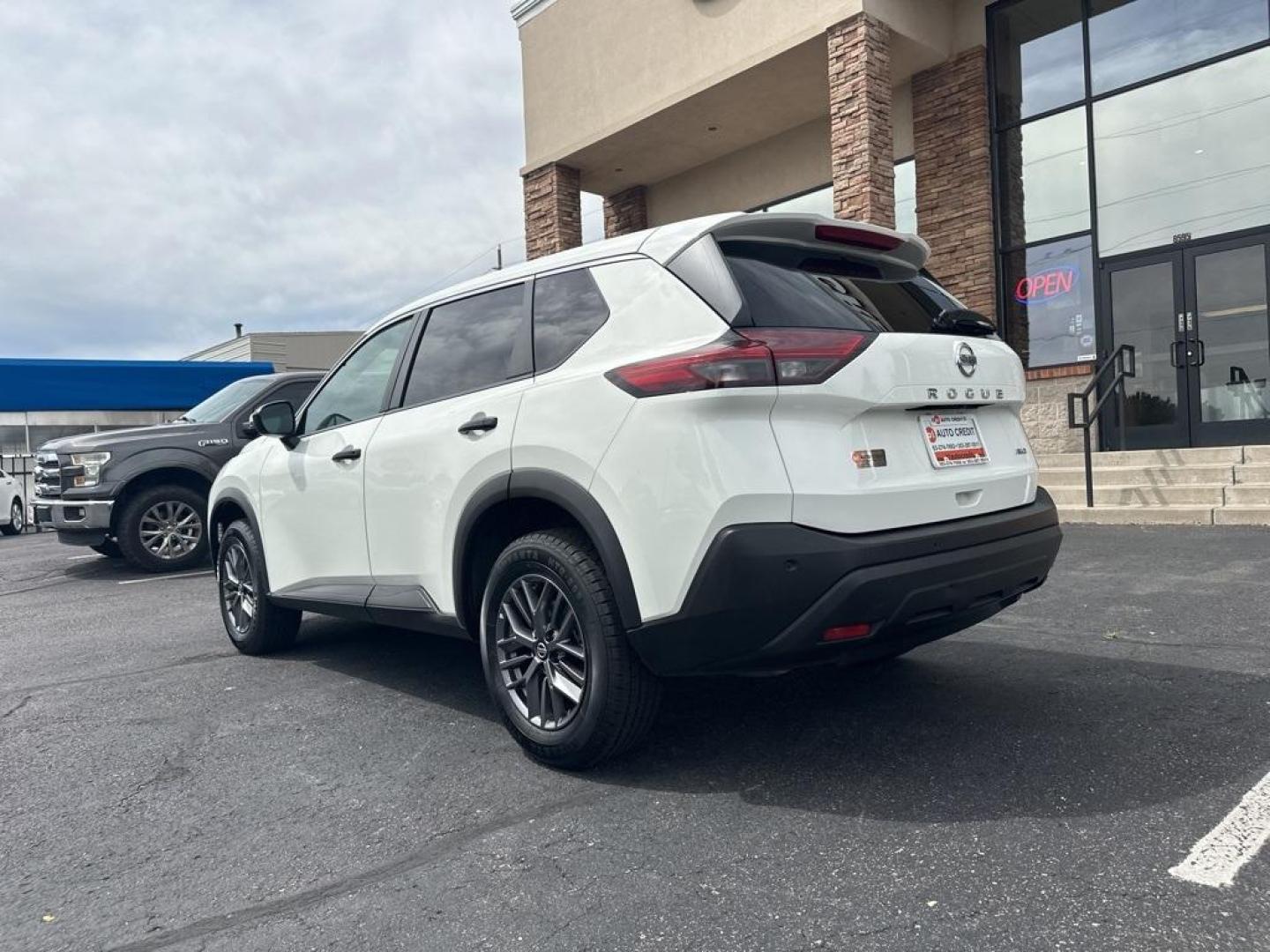 2021 Glacier White /Charcoal Nissan Rogue S (5N1AT3AB0MC) with an 2.5L I4 DOHC 16V engine, CVT transmission, located at 8595 Washington St., Thornton, CO, 80229, (303) 287-5511, 39.852348, -104.978447 - 2021 Nissan Rogue One Owner, This car still smells new and has 2 keys and owners manuals. You wont find one in better condition. All Wheel Drive, backup camera with backup sensors, Apple/Android CarPlay ,New Tires and ready for Colorado! Excellent condition inside and out. <br><br>All Cars Have Clea - Photo#7