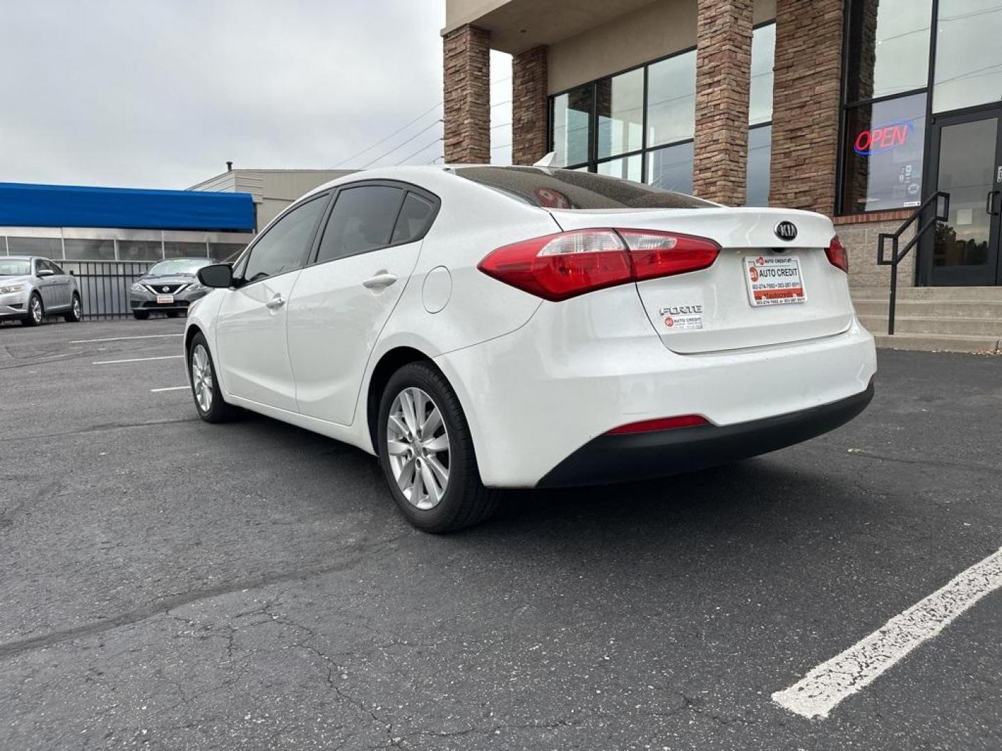 2016 Snow White Pearl /Gray Kia Forte LX (KNAFX4A64G5) with an 1.8L I4 DOHC Dual CVVT engine, Automatic transmission, located at 8595 Washington St., Thornton, CO, 80229, (303) 287-5511, 39.852348, -104.978447 - 2016 Kia Forte<br><br>D1 Auto NEVER charges dealer fees! All cars have clean titles and have been inspected for mechanical issues. We have financing for everyone. Good credit, bad credit, first time buyers.<br><br>Please call Lakewood Location 303-274-7692 or Thornton 303-287-5511 to schedule a test - Photo#7