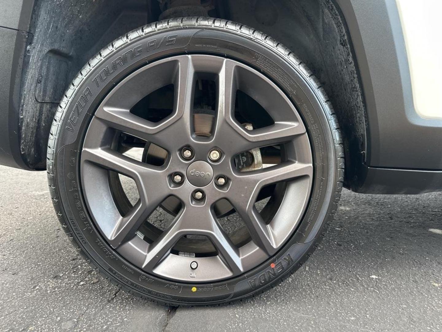 2020 Alpine White Clearcoat /Black Jeep Renegade Limited (ZACNJBB12LP) with an 1.3L I4 engine, Automatic transmission, located at 8595 Washington St., Thornton, CO, 80229, (303) 287-5511, 39.852348, -104.978447 - 2020 Jeep Renegade<br><br>D1 Auto NEVER charges dealer fees! All cars have clean titles and have been inspected for mechanical issues. We have financing for everyone. Good credit, bad credit, first time buyers.<br>CARFAX One-Owner.<br>Please call Lakewood Location 303-274-7692 or Thornton 303-287-55 - Photo#33