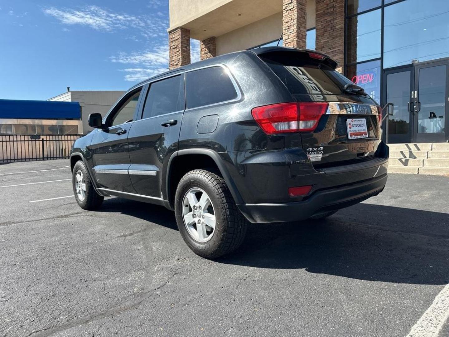 2013 Brilliant Black Crystal Pearlcoat /Dark Graystone/Medium Graystone Jeep Grand Cherokee Laredo (1C4RJFAG1DC) with an 3.6L V6 Flex Fuel 24V VVT engine, Automatic transmission, located at 8595 Washington St., Thornton, CO, 80229, (303) 287-5511, 39.852348, -104.978447 - 2013 Jeep Grand Cherokee<br><br>D1 Auto NEVER charges dealer fees! All cars have clean titles and have been inspected for mechanical issues. We have financing for everyone. Good credit, bad credit, first time buyers.<br>CARFAX One-Owner. Odometer is 6745 miles below market average!<br>Please call La - Photo#7