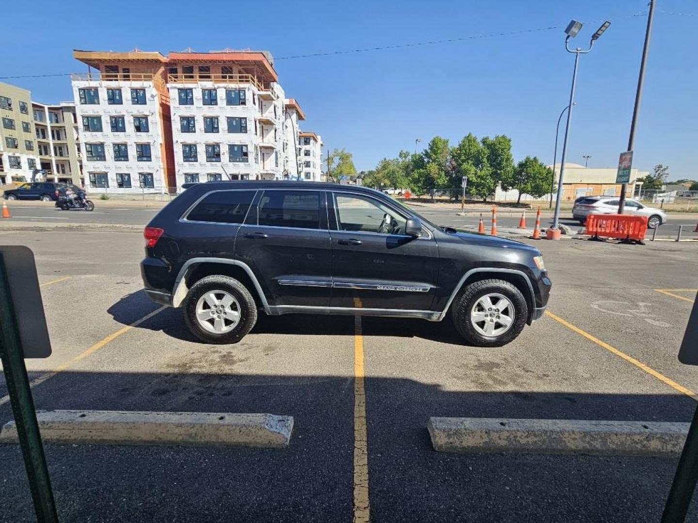 2013 Brilliant Black Crystal Pearlcoat /Dark Graystone/Medium Graystone Jeep Grand Cherokee Laredo (1C4RJFAG1DC) with an 3.6L V6 Flex Fuel 24V VVT engine, Automatic transmission, located at 8595 Washington St., Thornton, CO, 80229, (303) 287-5511, 39.852348, -104.978447 - 2013 Jeep Grand Cherokee<br><br>D1 Auto NEVER charges dealer fees! All cars have clean titles and have been inspected for mechanical issues. We have financing for everyone. Good credit, bad credit, first time buyers.<br>CARFAX One-Owner.<br>Please call Lakewood Location 303-274-7692 or Thornton 303- - Photo#4