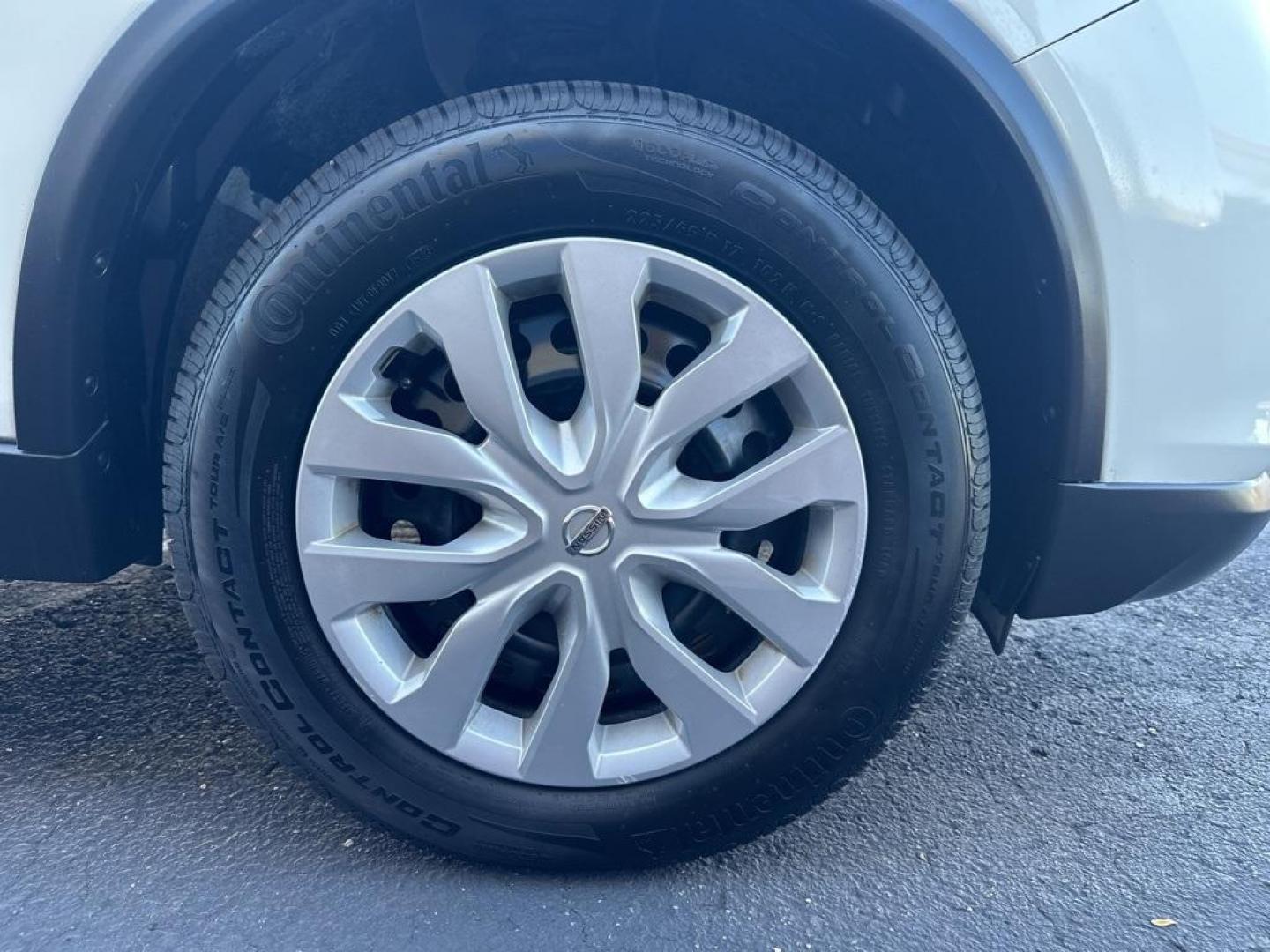 2019 Glacier White /Charcoal Nissan Rogue S (5N1AT2MV6KC) with an 2.5L I4 DOHC 16V engine, CVT transmission, located at 8595 Washington St., Thornton, CO, 80229, (303) 287-5511, 39.852348, -104.978447 - 2019 Nissan Rogue All Wheel Drive, One Owner, Mint Condition. <br>All Cars Have Clean Titles And Are Serviced Before Sale., CarfaxOne Owner, No Accidents, Backup Camera, Non Smoker, No Pet Odor Or Hair, AWD.<br><br>D1 Auto NEVER charges dealer fees! All cars have clean titles and have been inspected - Photo#30