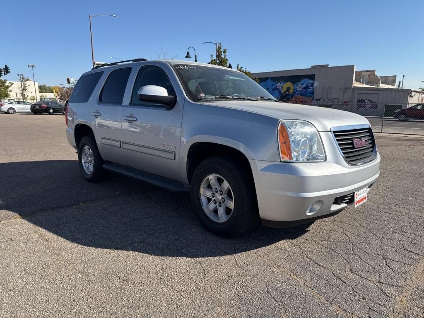 2013 Quicksilver Metallic /Ebony GMC Yukon SLT (1GKS2CE00DR) with an Vortec 5.3L V8 SFI Flex Fuel engine, Automatic transmission, located at 8595 Washington St., Thornton, CO, 80229, (303) 287-5511, 39.852348, -104.978447 - 2013 GMC Yukon, Fully serviced with low miles. <br><br>All Cars Have Clean Titles And Are Serviced Before Sale., Backup Camera, Leather, Heated Seats, Non Smoker, No Pet Odor Or Hair, Vortec 5.3L V8 SFI Flex Fuel, 4WD.<br>D1 Auto NEVER charges dealer fees! All cars have clean titles and have been in - Photo#2