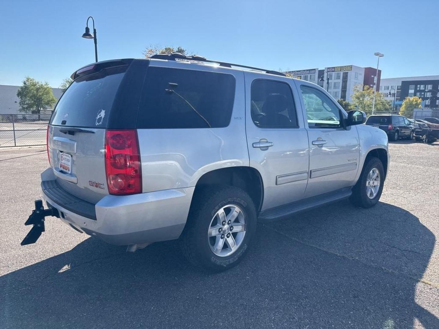 2013 Quicksilver Metallic /Ebony GMC Yukon SLT (1GKS2CE00DR) with an Vortec 5.3L V8 SFI Flex Fuel engine, Automatic transmission, located at 8595 Washington St., Thornton, CO, 80229, (303) 287-5511, 39.852348, -104.978447 - 2013 GMC Yukon, Fully serviced with low miles. <br><br>All Cars Have Clean Titles And Are Serviced Before Sale., Backup Camera, Leather, Heated Seats, Non Smoker, No Pet Odor Or Hair, Vortec 5.3L V8 SFI Flex Fuel, 4WD.<br>D1 Auto NEVER charges dealer fees! All cars have clean titles and have been in - Photo#3