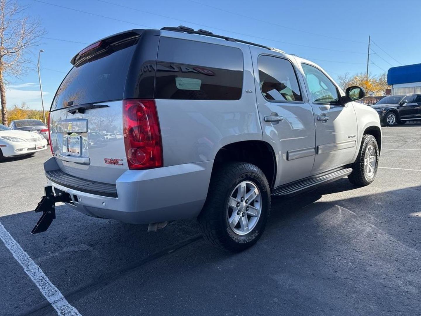 2013 Quicksilver Metallic /Ebony GMC Yukon SLT (1GKS2CE00DR) with an Vortec 5.3L V8 SFI Flex Fuel engine, Automatic transmission, located at 8595 Washington St., Thornton, CO, 80229, (303) 287-5511, 39.852348, -104.978447 - 2013 GMC Yukon, Fully serviced with low miles. Heated leather seats, 3rd row seating, backup camera, Bluetooth and more. All common oil leaking lines have been replaced. Zero leaks and runs like a top! <br><br>All Cars Have Clean Titles And Are Serviced Before Sale., Backup Camera, Leather, Heated S - Photo#4