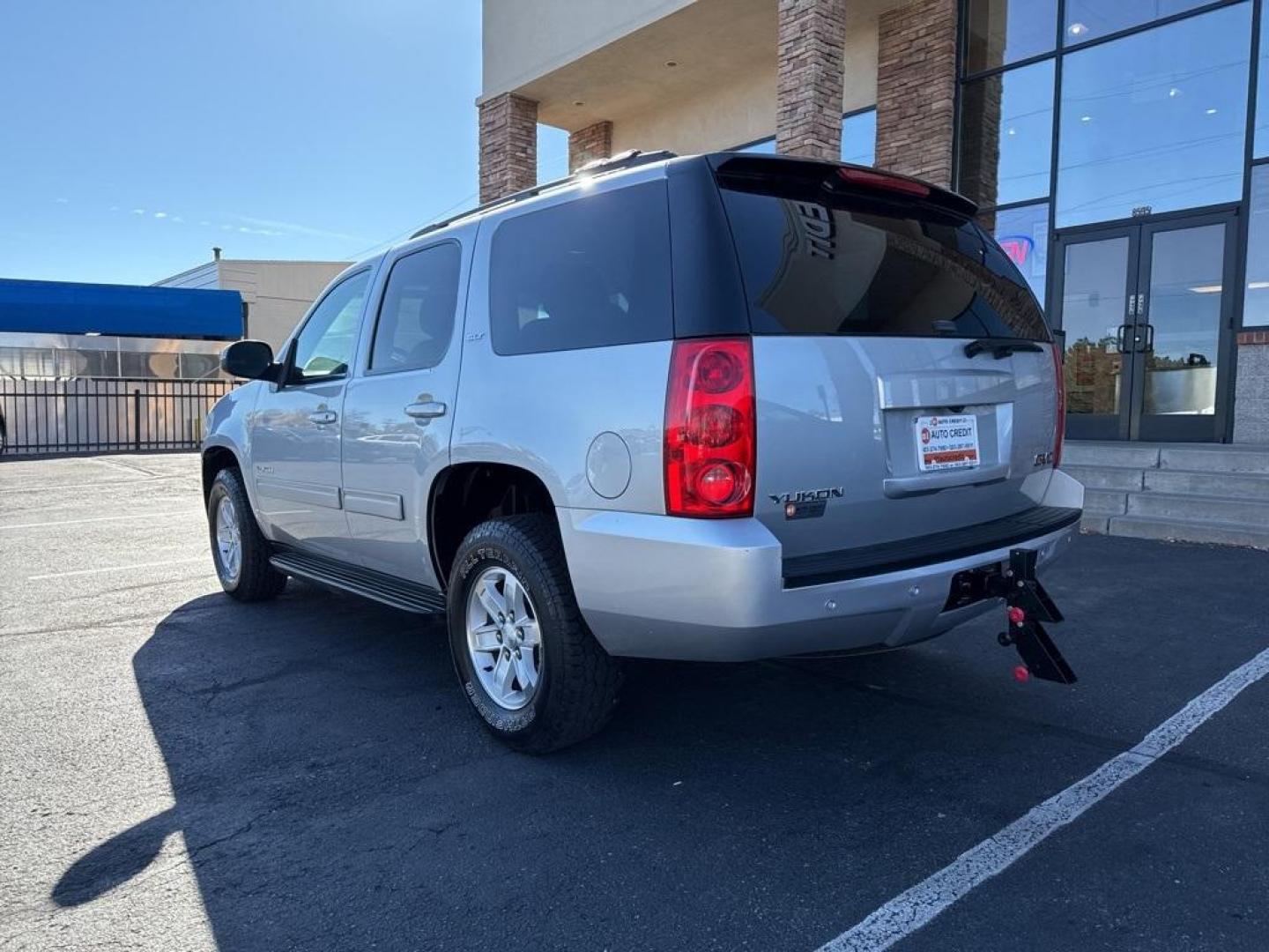 2013 Quicksilver Metallic /Ebony GMC Yukon SLT (1GKS2CE00DR) with an Vortec 5.3L V8 SFI Flex Fuel engine, Automatic transmission, located at 8595 Washington St., Thornton, CO, 80229, (303) 287-5511, 39.852348, -104.978447 - 2013 GMC Yukon, Fully serviced with low miles. Heated leather seats, 3rd row seating, backup camera, Bluetooth and more. All common oil leaking lines have been replaced. Zero leaks and runs like a top! <br><br>All Cars Have Clean Titles And Are Serviced Before Sale., Backup Camera, Leather, Heated S - Photo#6