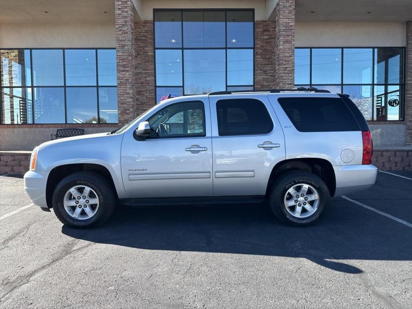 2013 Quicksilver Metallic /Ebony GMC Yukon SLT (1GKS2CE00DR) with an Vortec 5.3L V8 SFI Flex Fuel engine, Automatic transmission, located at 8595 Washington St., Thornton, CO, 80229, (303) 287-5511, 39.852348, -104.978447 - 2013 GMC Yukon, Fully serviced with low miles. Heated leather seats, 3rd row seating, backup camera, Bluetooth and more. All common oil leaking lines have been replaced. Zero leaks and runs like a top! <br><br>All Cars Have Clean Titles And Are Serviced Before Sale., Backup Camera, Leather, Heated S - Photo#7