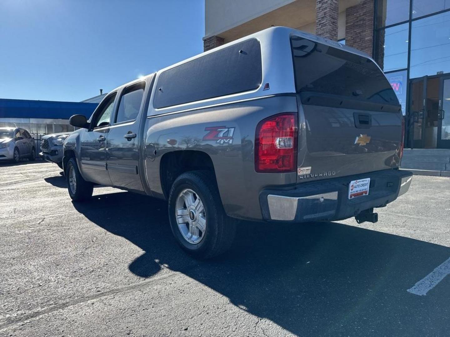 2012 Mocha Steel Metallic /Ebony Chevrolet Silverado 1500 LT (3GCPKSE76CG) with an Vortec 5.3L V8 SFI VVT Flex Fuel engine, Automatic transmission, located at 8595 Washington St., Thornton, CO, 80229, (303) 287-5511, 39.852348, -104.978447 - 2012 Chevrolet Silverado 1500 4WD Z71 <br><br>All Cars Have Clean Titles And Are Serviced Before Sale., 6-Speed Automatic Electronic with Overdrive, 4WD, Ebony Cloth, 18'' x 8'' Aluminum Wheels, Body-Colored Door Handles, Body-Colored Grille w/Unique Chrome Insert, Front Chrome Recovery Hooks, Heate - Photo#6