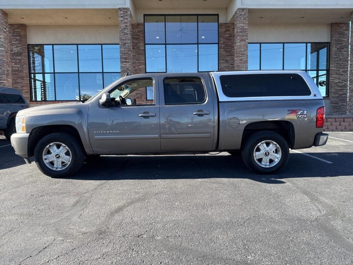 2012 Mocha Steel Metallic /Ebony Chevrolet Silverado 1500 LT (3GCPKSE76CG) with an Vortec 5.3L V8 SFI VVT Flex Fuel engine, Automatic transmission, located at 8595 Washington St., Thornton, CO, 80229, (303) 287-5511, 39.852348, -104.978447 - 2012 Chevrolet Silverado 1500 4WD Z71 <br><br>All Cars Have Clean Titles And Are Serviced Before Sale., 6-Speed Automatic Electronic with Overdrive, 4WD, Ebony Cloth, 18'' x 8'' Aluminum Wheels, Body-Colored Door Handles, Body-Colored Grille w/Unique Chrome Insert, Front Chrome Recovery Hooks, Heate - Photo#7