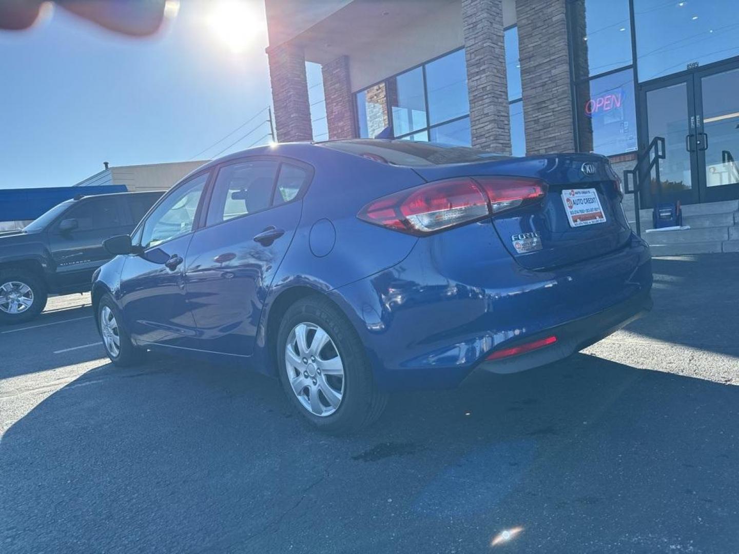 2017 Deep Sea Blue /Black Kia Forte LX (3KPFL4A71HE) with an 2.0L I4 DOHC Dual CVVT engine, Automatic transmission, located at 8595 Washington St., Thornton, CO, 80229, (303) 287-5511, 39.852348, -104.978447 - 2017 Kia Forte FWD<br><br>D1 Auto NEVER charges dealer fees! All cars have clean titles and have been inspected for mechanical issues. We have financing for everyone. Good credit, bad credit, first time buyers.<br><br>Please call Lakewood Location 303-274-7692 or Thornton 303-287-5511 to schedule a - Photo#6