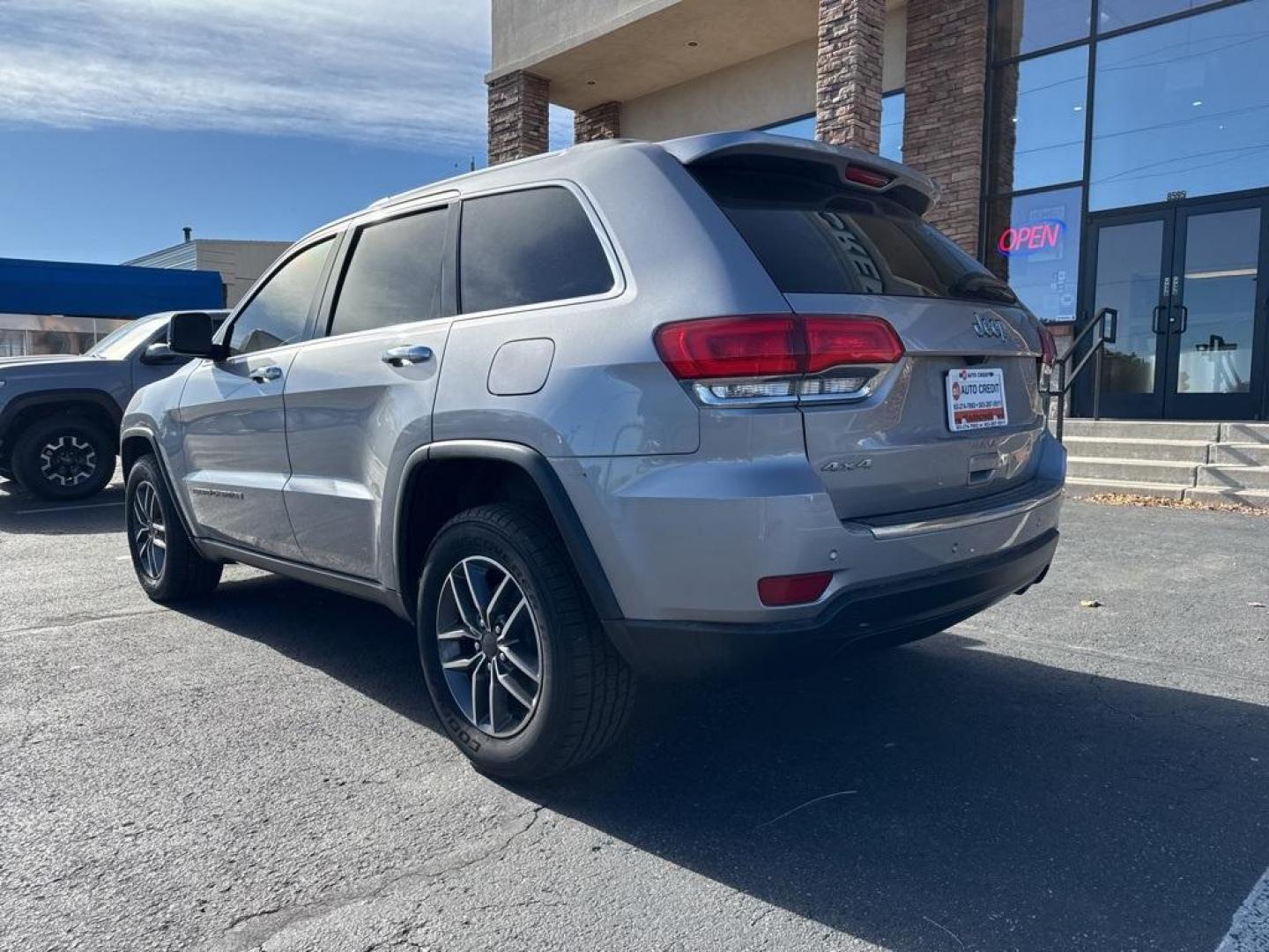 2019 Billet Silver Metallic Clearcoat /Black Jeep Grand Cherokee Limited (1C4RJFBG4KC) with an 3.6L V6 24V VVT engine, Automatic transmission, located at 8595 Washington St., Thornton, CO, 80229, (303) 287-5511, 39.852348, -104.978447 - 2019 Jeep Grand Cherokee Limited 4WD and fully loaded. <br><br>All Cars Have Clean Titles And Are Serviced Before Sale., Clean Carfax, No Accident, Apple/Android Car Play, New Tires, Blind Spot Monitoring, Backup Camera, Leather, Heated and Ventilated Seats, Heated rear Seats, Power Seats, Non Smoke - Photo#6