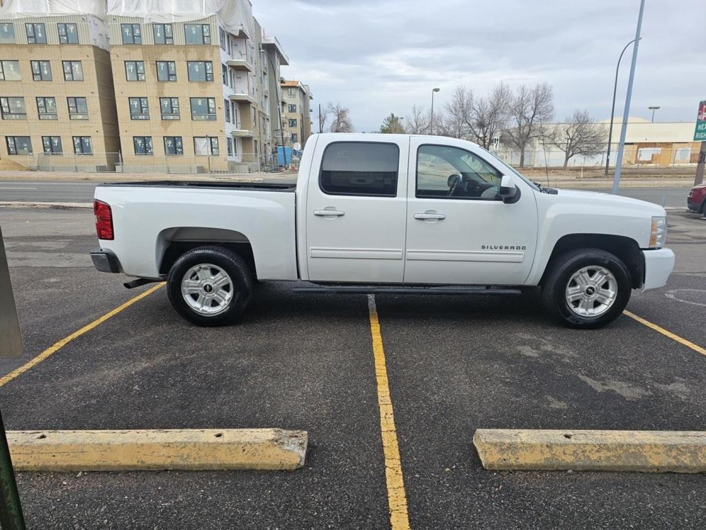 2011 Summit White /Light Titanium/Ebony Chevrolet Silverado 1500 LT (3GCPKSE31BG) with an Vortec 5.3L V8 SFI VVT Flex Fuel engine, Automatic transmission, located at 10890 W. Colfax Ave., Lakewood, CO, 80215, (303) 274-7692, 39.739914, -105.120132 - 2011 Chevrolet Silverado 1500 CARFAX One-Owner. 4WD 6-Speed Automatic, 4WD, Light Titanium/Ebony Cloth.<br><br>D1 Auto NEVER charges dealer fees! All cars have clean titles and have been inspected for mechanical issues. We have financing for everyone. Good credit, bad credit, first time buyers.<br>C - Photo#4