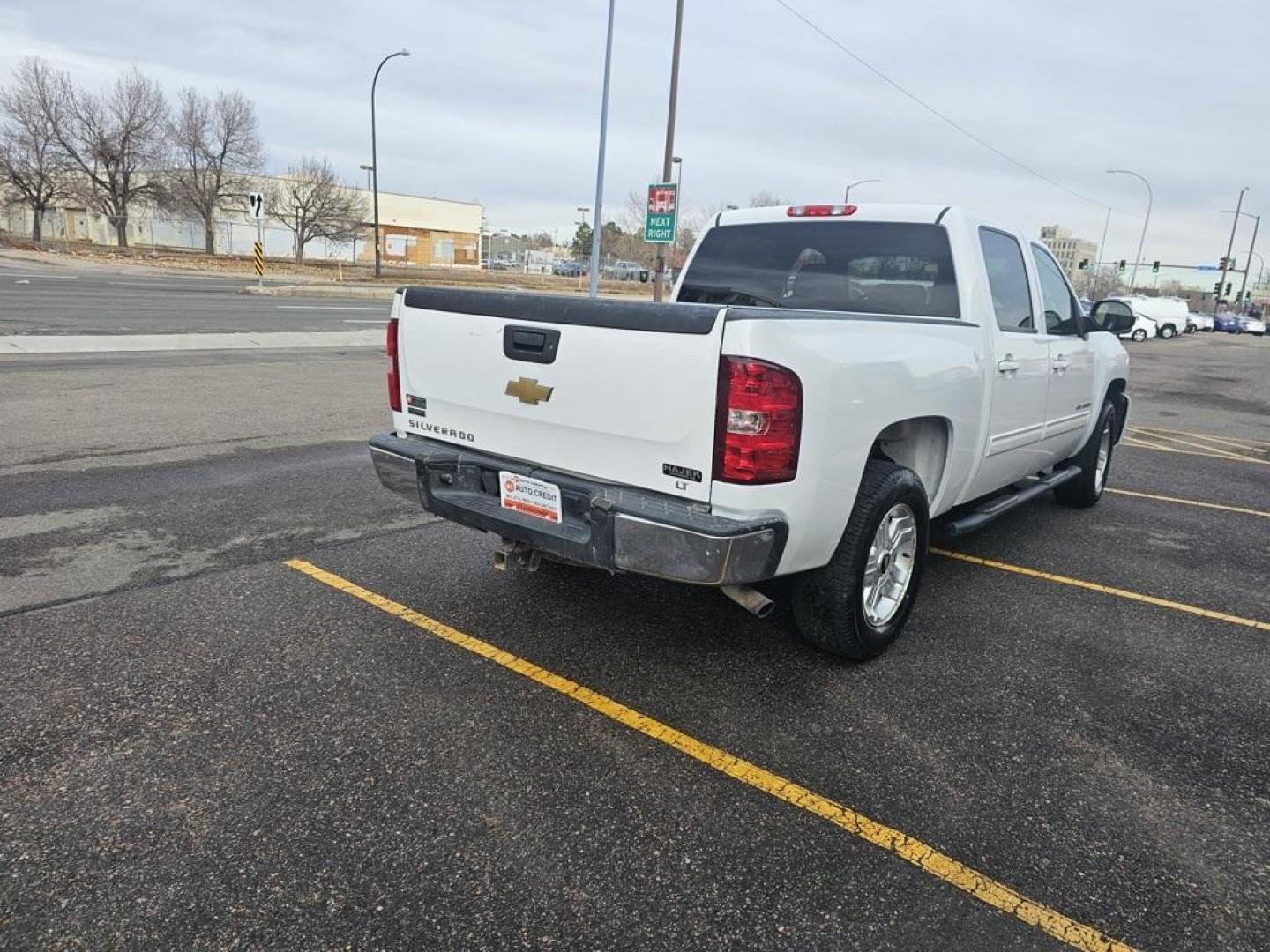 2011 Summit White /Light Titanium/Ebony Chevrolet Silverado 1500 LT (3GCPKSE31BG) with an Vortec 5.3L V8 SFI VVT Flex Fuel engine, Automatic transmission, located at 10890 W. Colfax Ave., Lakewood, CO, 80215, (303) 274-7692, 39.739914, -105.120132 - 2011 Chevrolet Silverado 1500 CARFAX One-Owner. 4WD 6-Speed Automatic, 4WD, Light Titanium/Ebony Cloth.<br><br>D1 Auto NEVER charges dealer fees! All cars have clean titles and have been inspected for mechanical issues. We have financing for everyone. Good credit, bad credit, first time buyers.<br>C - Photo#5