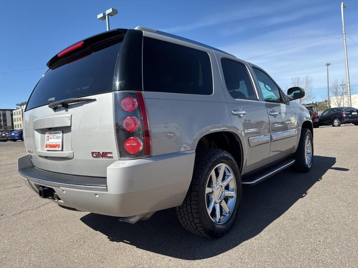 2007 Silver Birch Metallic /Ebony GMC Yukon Denali (1GKFK63887J) with an Vortec 6.2L V8 SFI VVT engine, Automatic transmission, located at 8595 Washington St., Thornton, CO, 80229, (303) 287-5511, 39.852348, -104.978447 - 2007 GMC Yukon AWD AWD.<br><br>D1 Auto NEVER charges dealer fees! All cars have clean titles and have been inspected for mechanical issues. We have financing for everyone. Good credit, bad credit, first time buyers.<br>Clean CARFAX.<br>Please call Lakewood Location 303-274-7692 or Thornton 303-287-5 - Photo#4